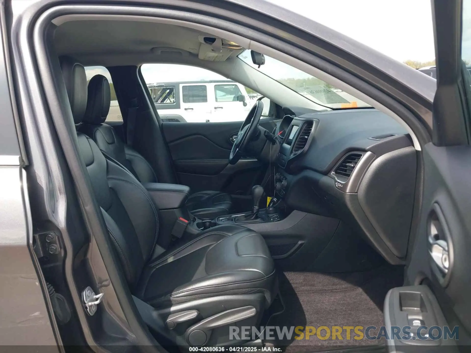5 Photograph of a damaged car 1C4PJMLB4KD139544 JEEP CHEROKEE 2019