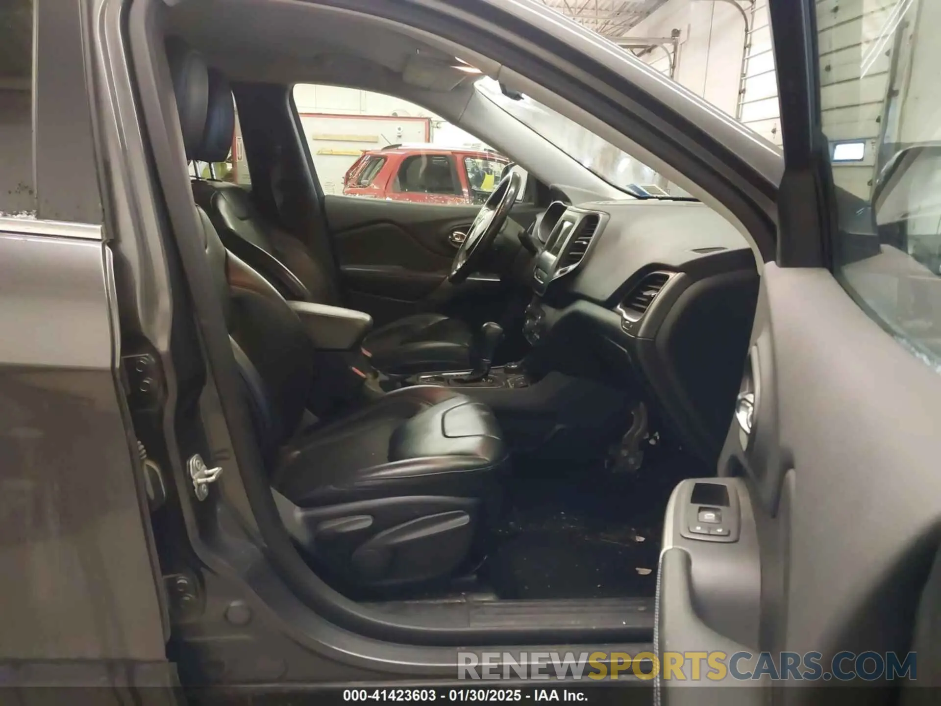 5 Photograph of a damaged car 1C4PJMLB4KD458362 JEEP CHEROKEE 2019