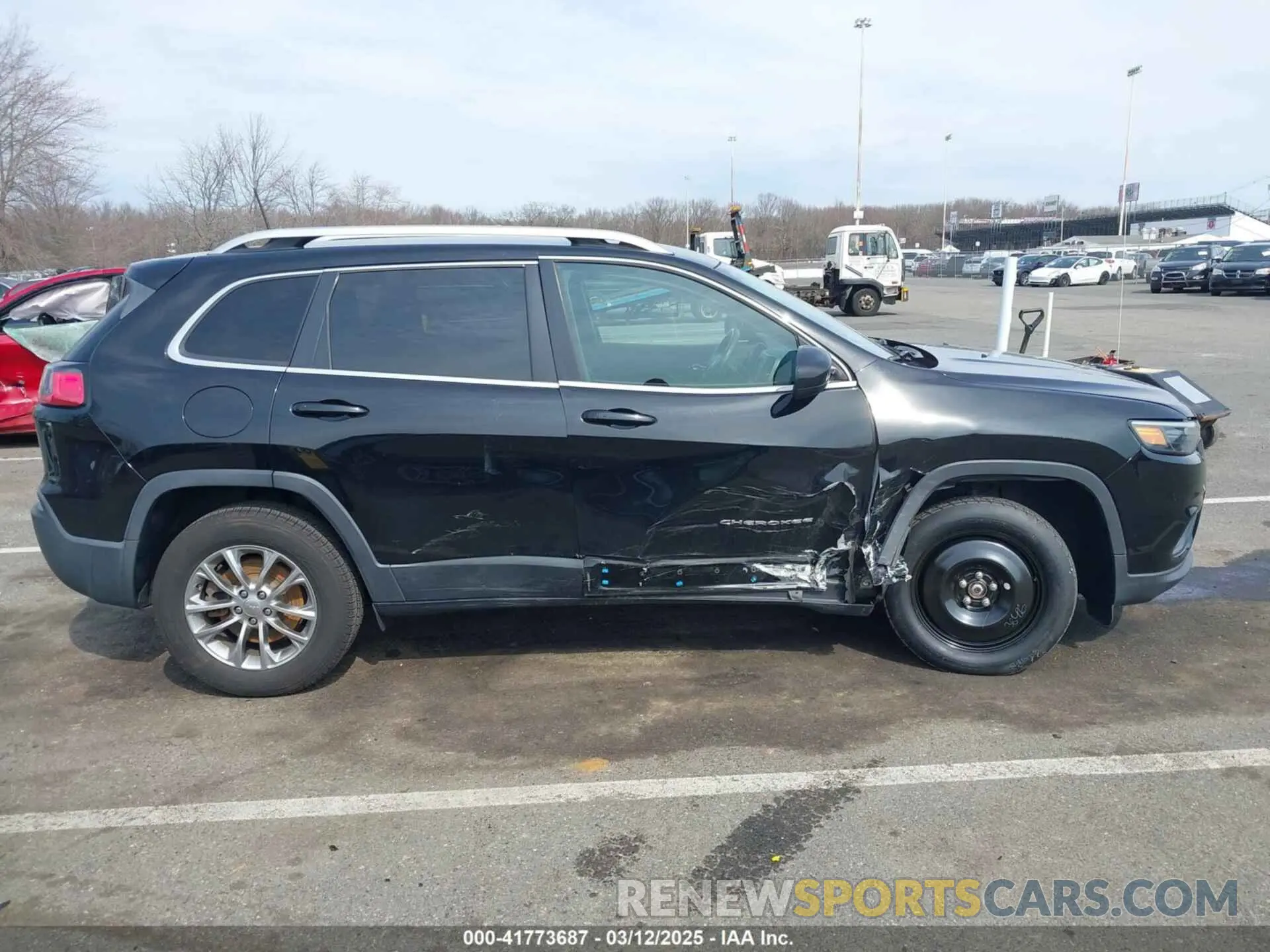 13 Photograph of a damaged car 1C4PJMLB5KD181463 JEEP CHEROKEE 2019
