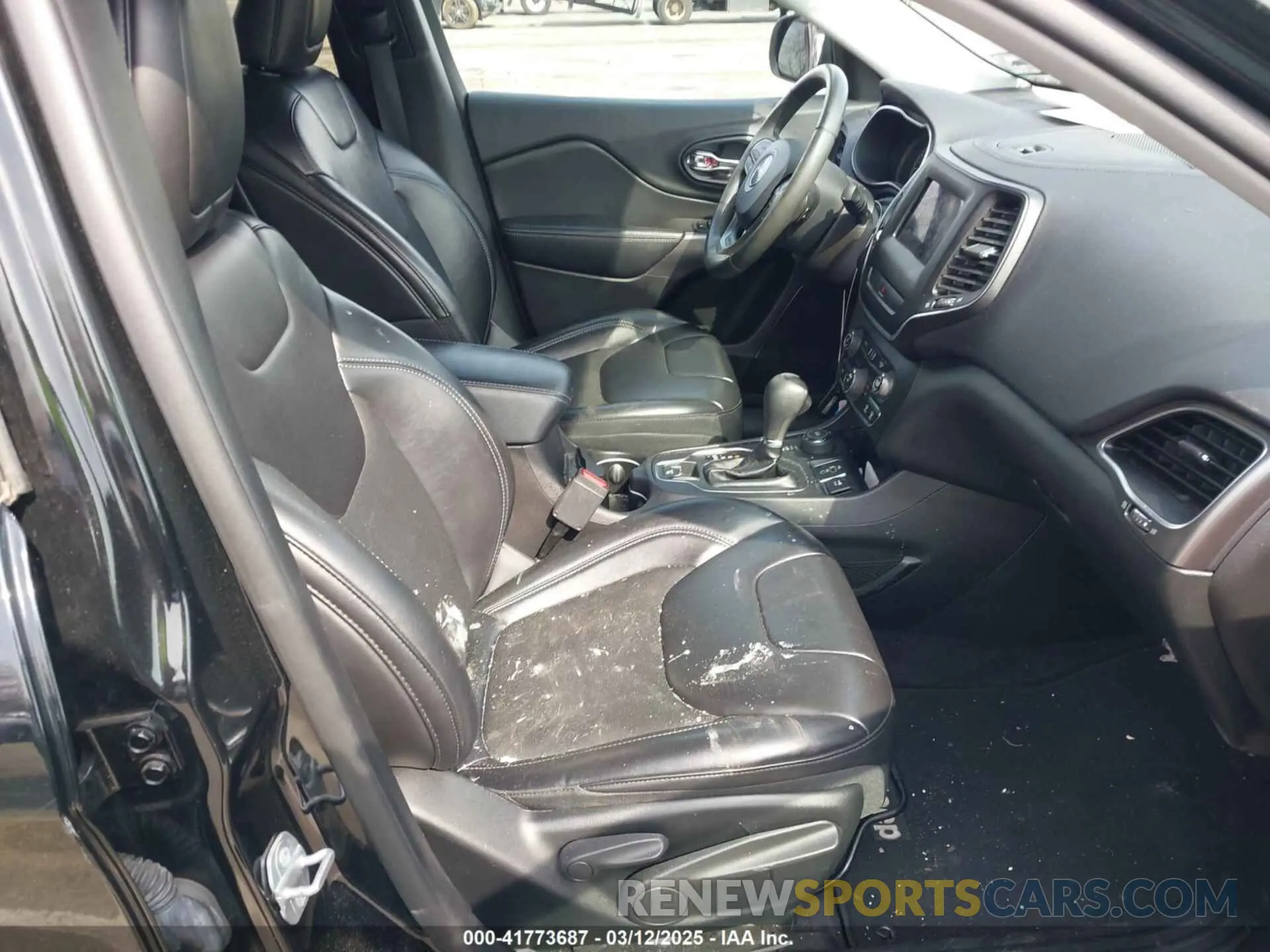 5 Photograph of a damaged car 1C4PJMLB5KD181463 JEEP CHEROKEE 2019