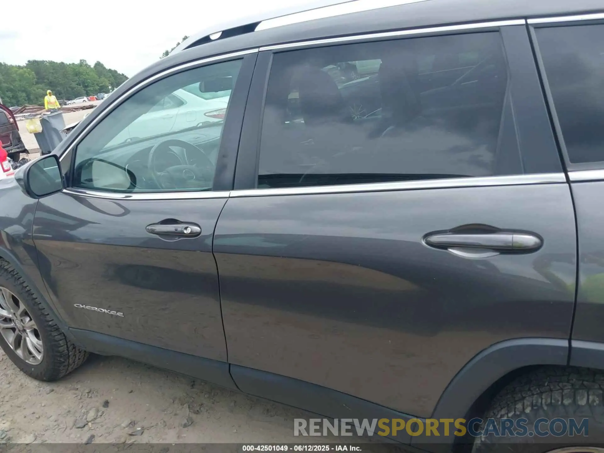 15 Photograph of a damaged car 1C4PJMLB5KD213845 JEEP CHEROKEE 2019