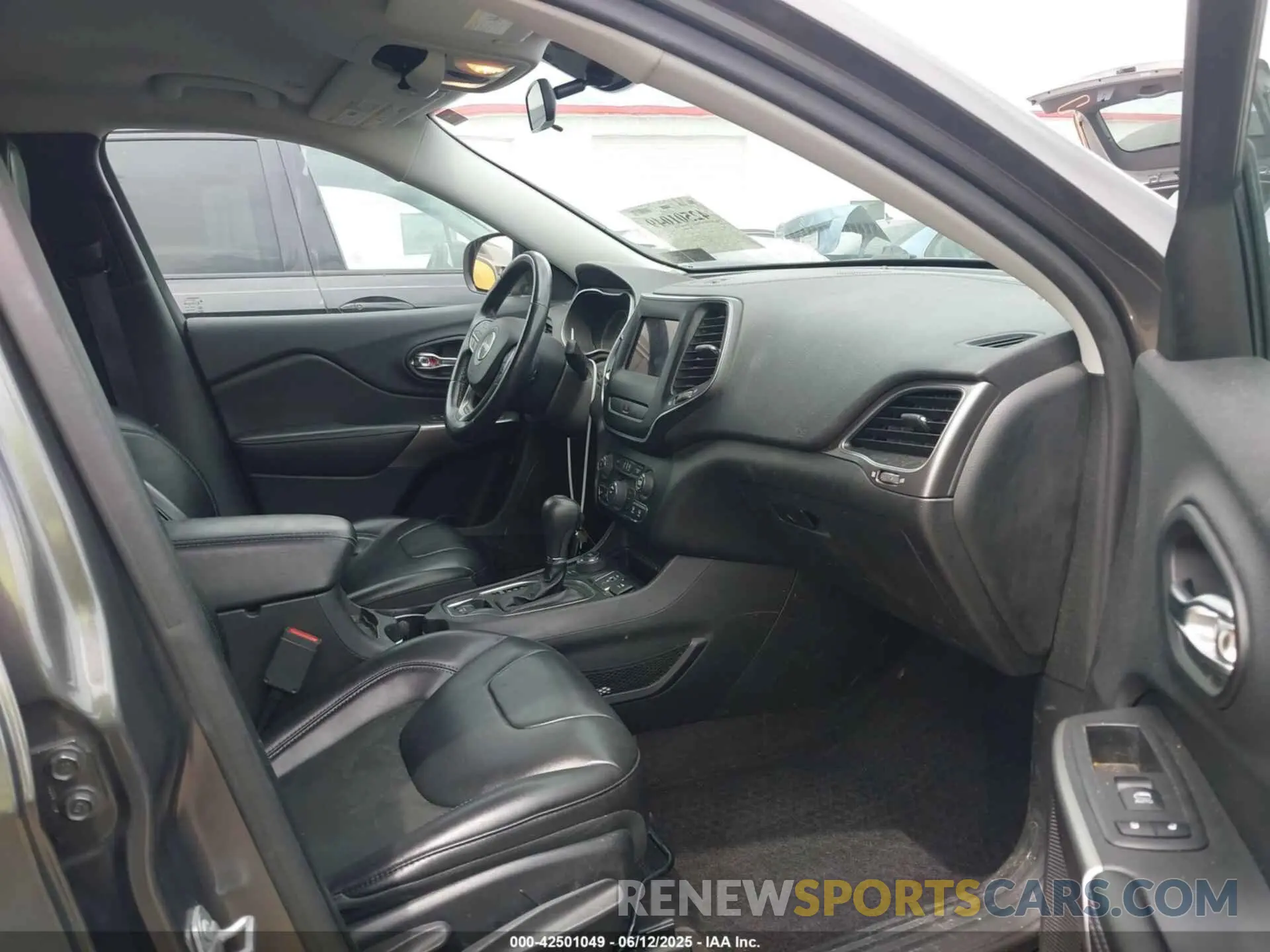 5 Photograph of a damaged car 1C4PJMLB5KD213845 JEEP CHEROKEE 2019