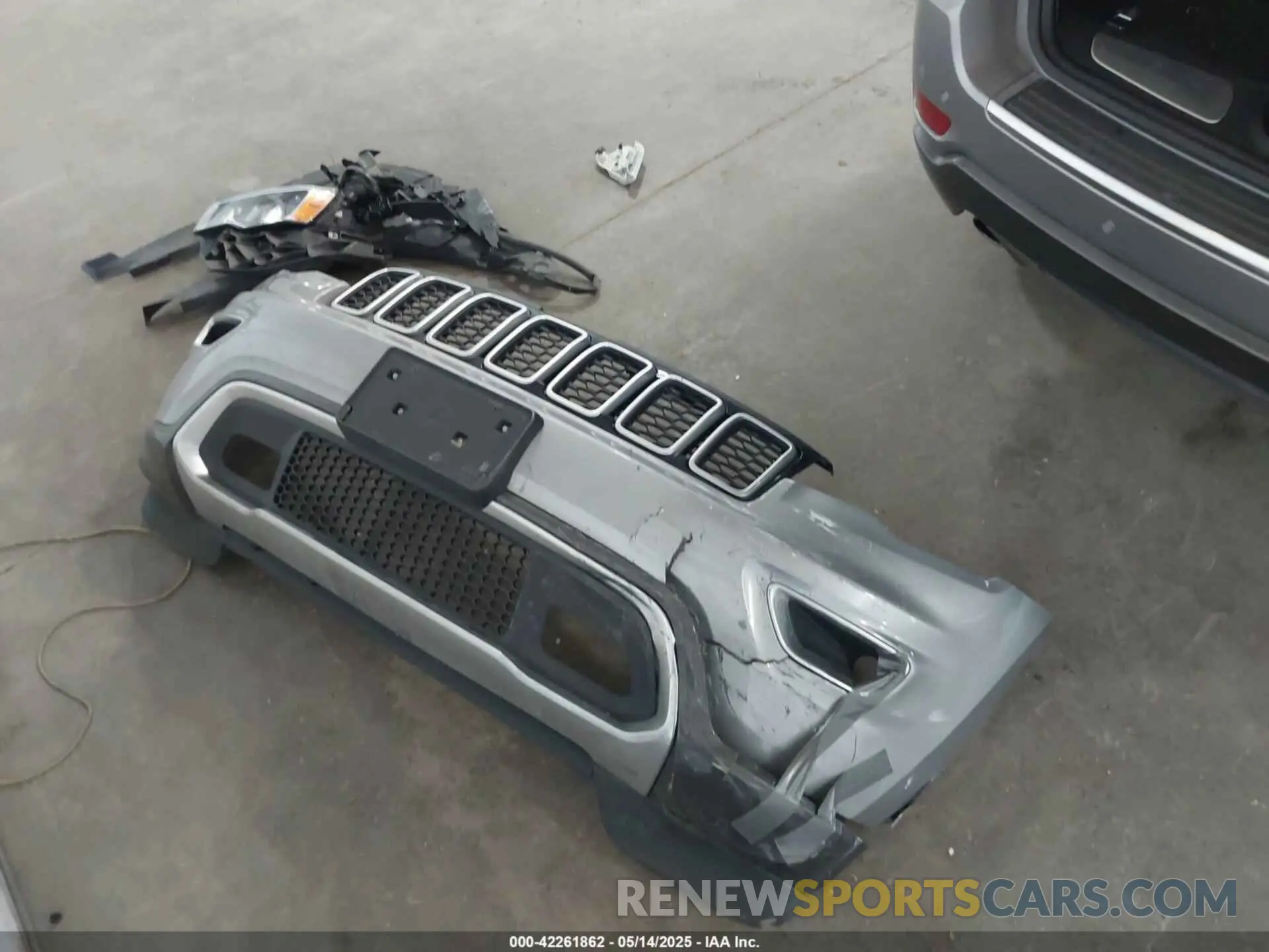 12 Photograph of a damaged car 1C4PJMLB5KD350509 JEEP CHEROKEE 2019
