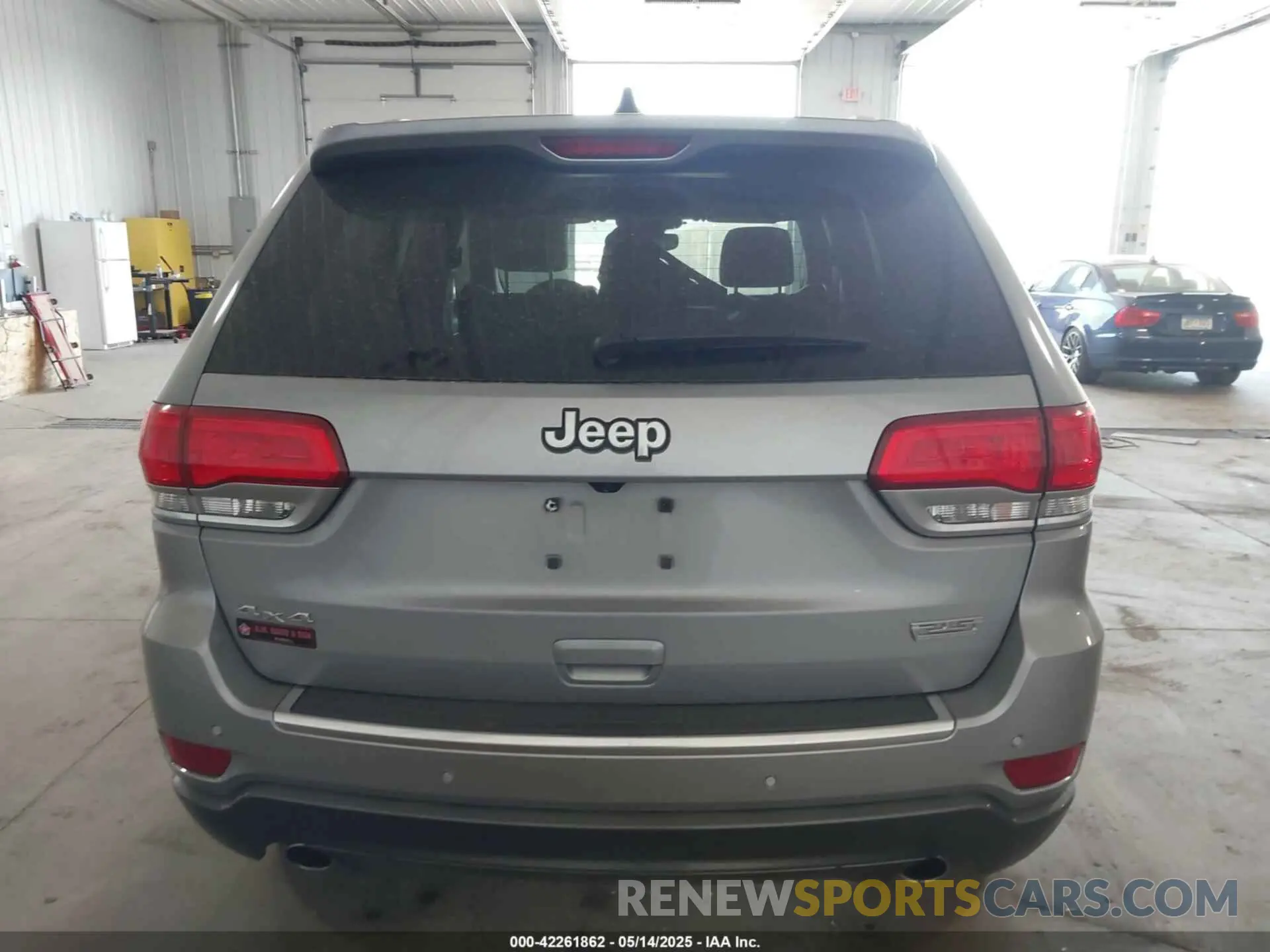 17 Photograph of a damaged car 1C4PJMLB5KD350509 JEEP CHEROKEE 2019