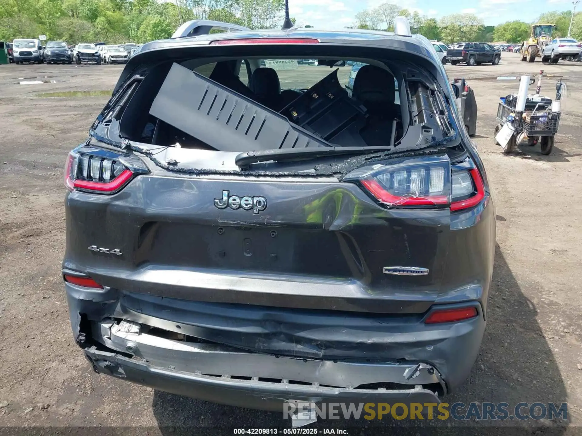 16 Photograph of a damaged car 1C4PJMLB6KD355718 JEEP CHEROKEE 2019