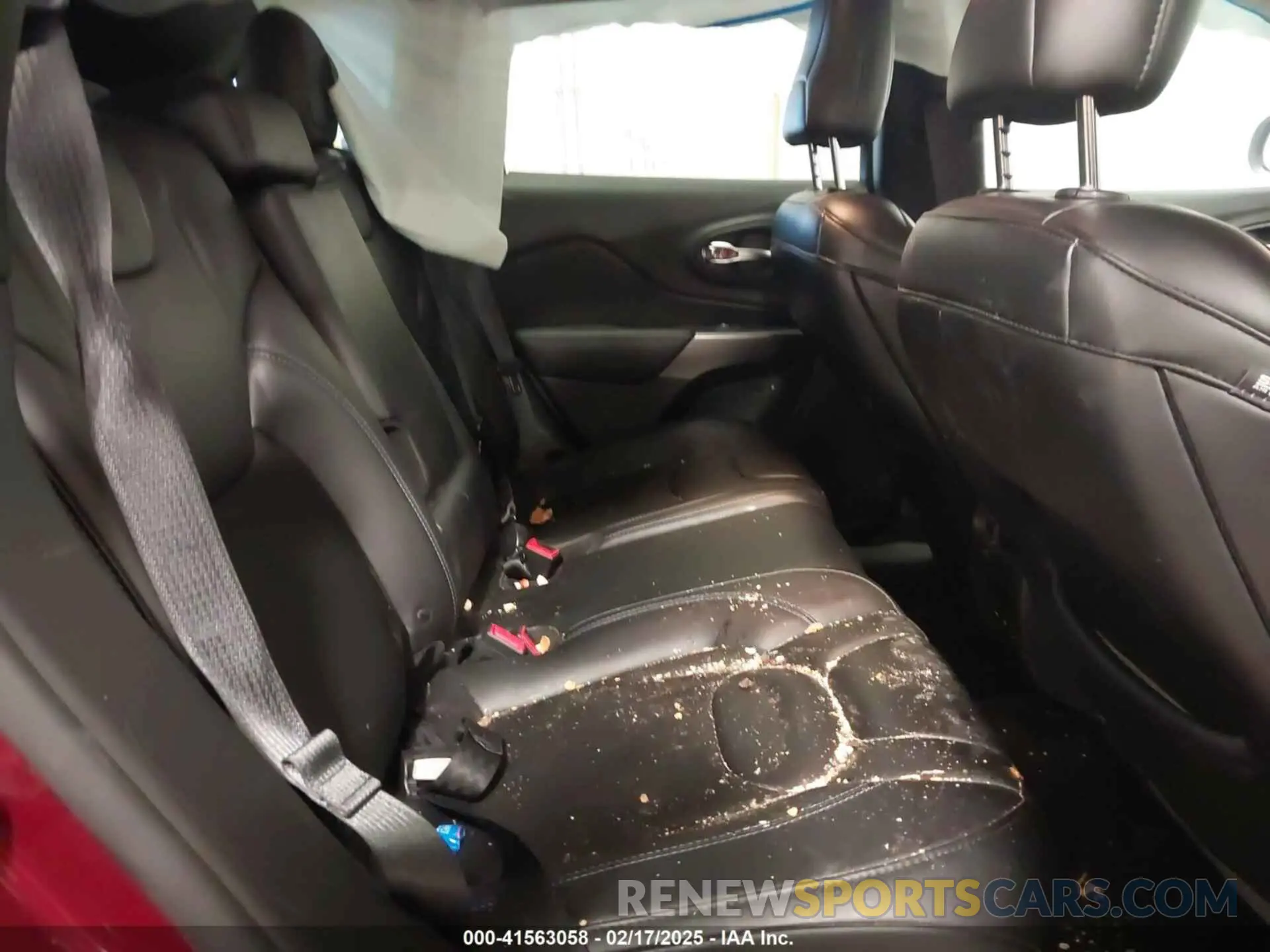 8 Photograph of a damaged car 1C4PJMLB6KD465474 JEEP CHEROKEE 2019