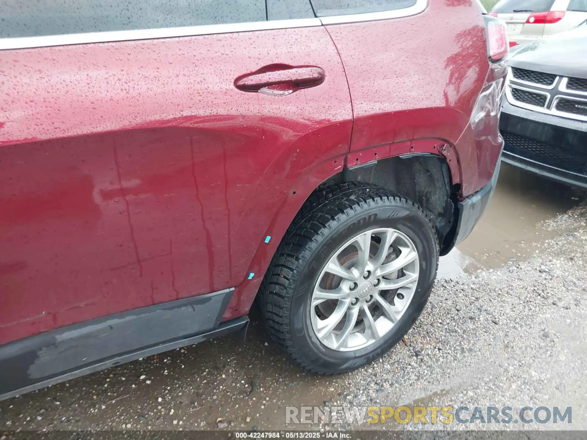 17 Photograph of a damaged car 1C4PJMLB7KD118123 JEEP CHEROKEE 2019