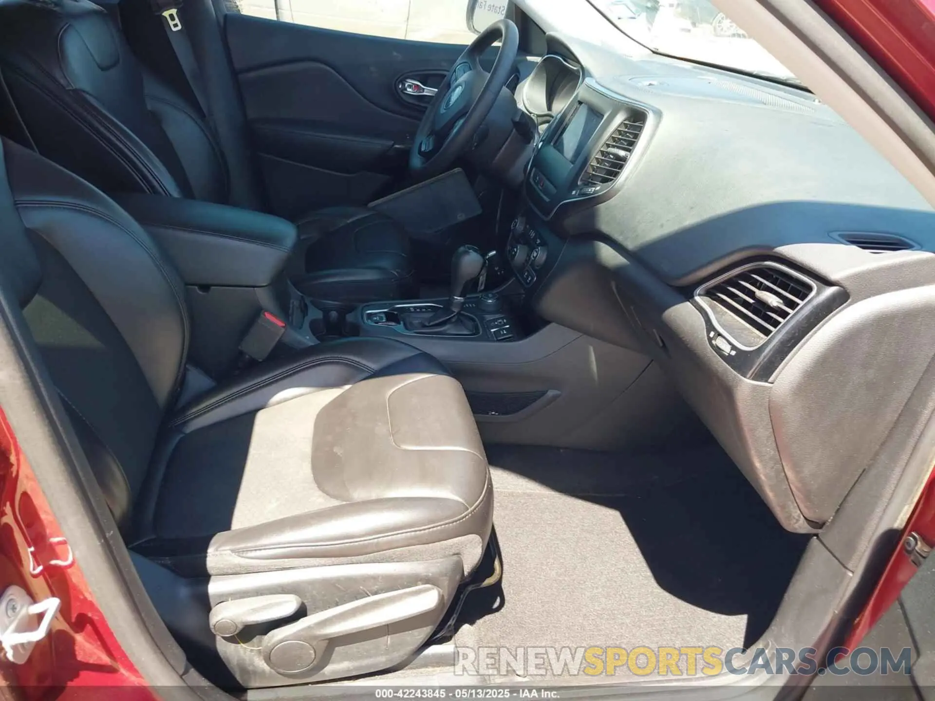 5 Photograph of a damaged car 1C4PJMLB7KD384984 JEEP CHEROKEE 2019