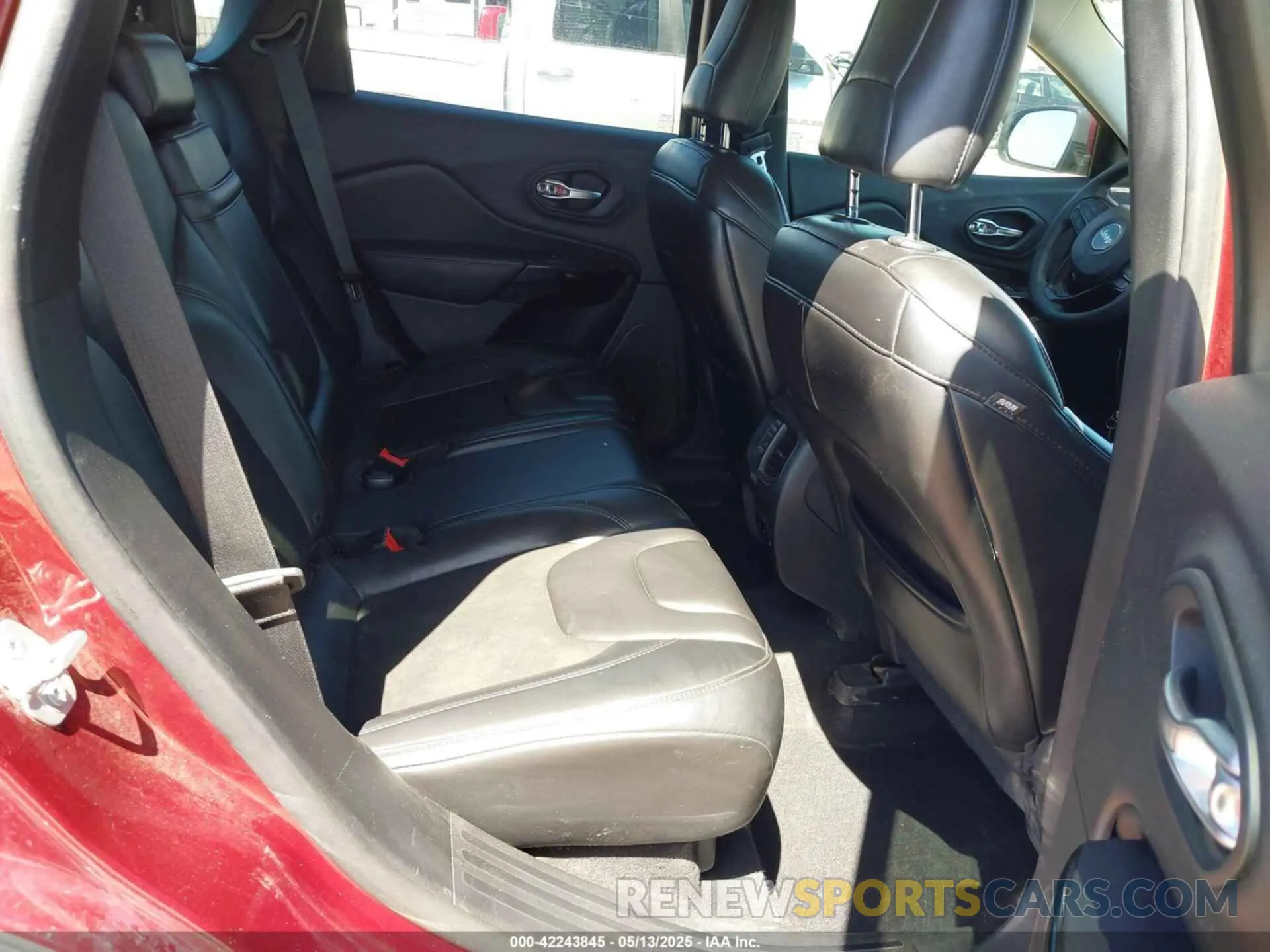 8 Photograph of a damaged car 1C4PJMLB7KD384984 JEEP CHEROKEE 2019