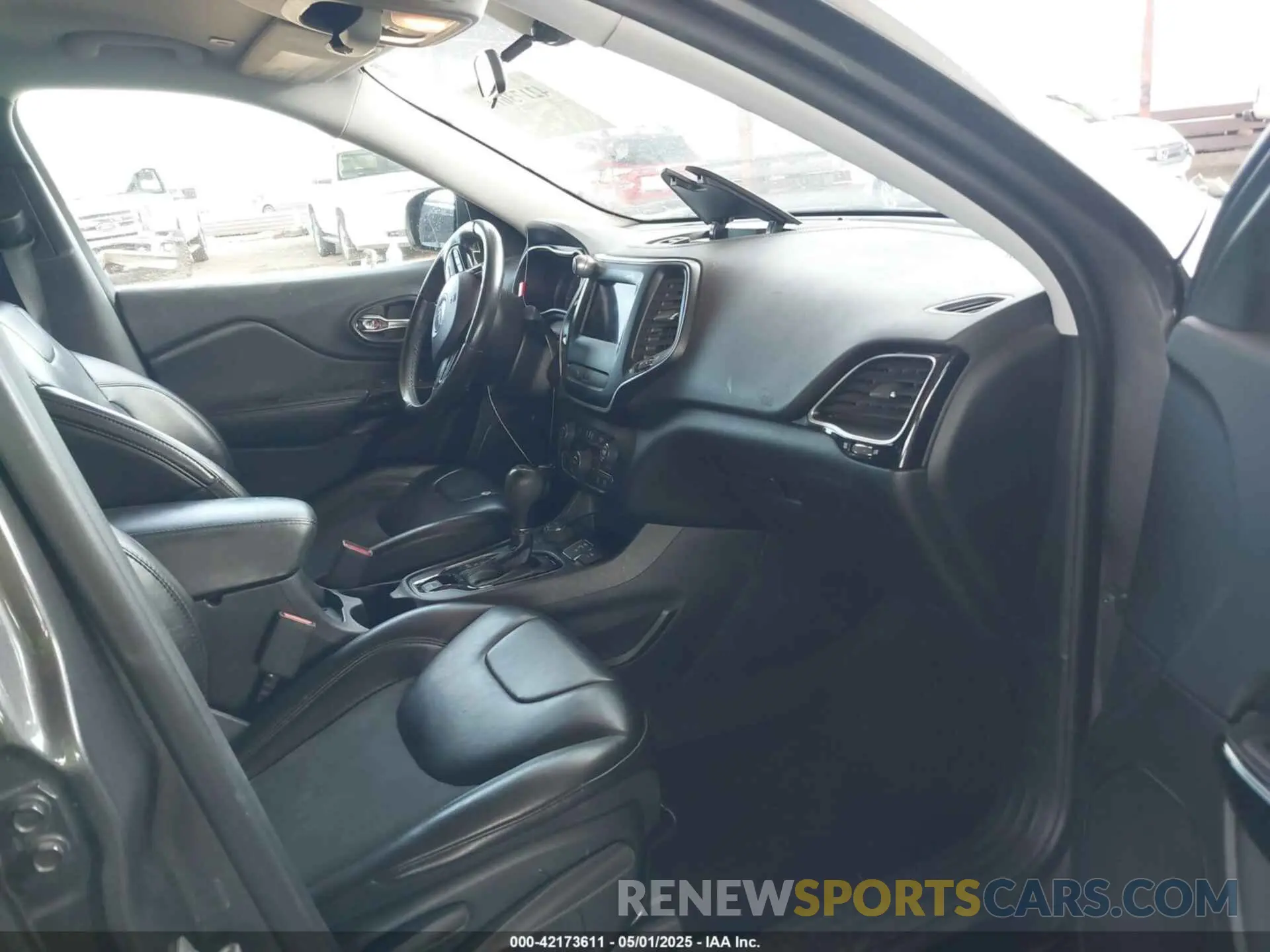 5 Photograph of a damaged car 1C4PJMLB7KD400634 JEEP CHEROKEE 2019