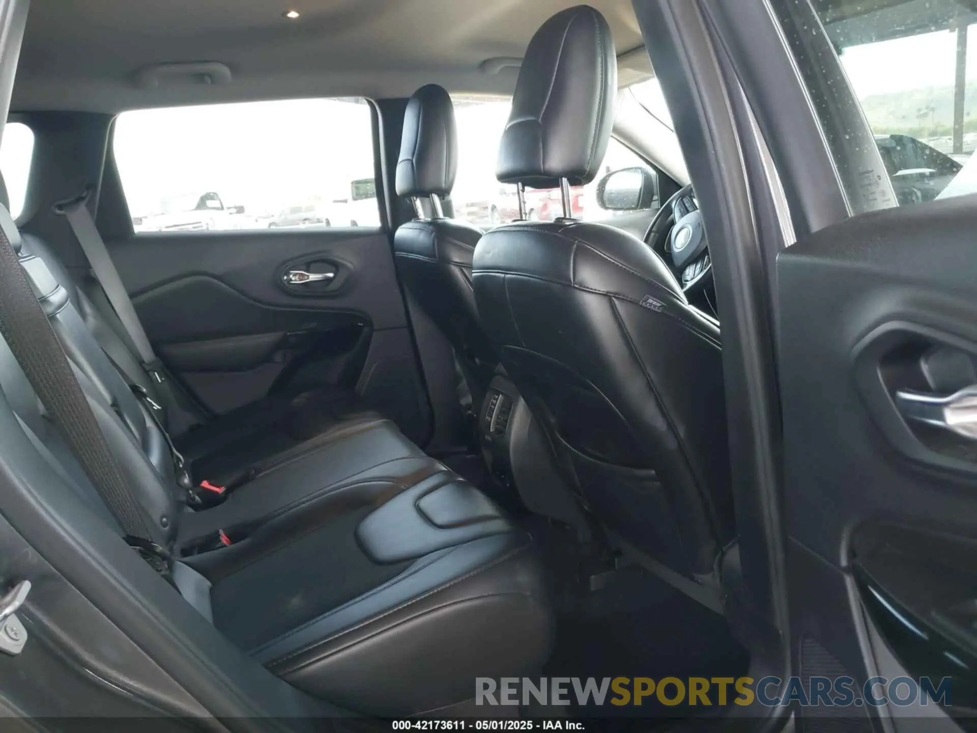 8 Photograph of a damaged car 1C4PJMLB7KD400634 JEEP CHEROKEE 2019