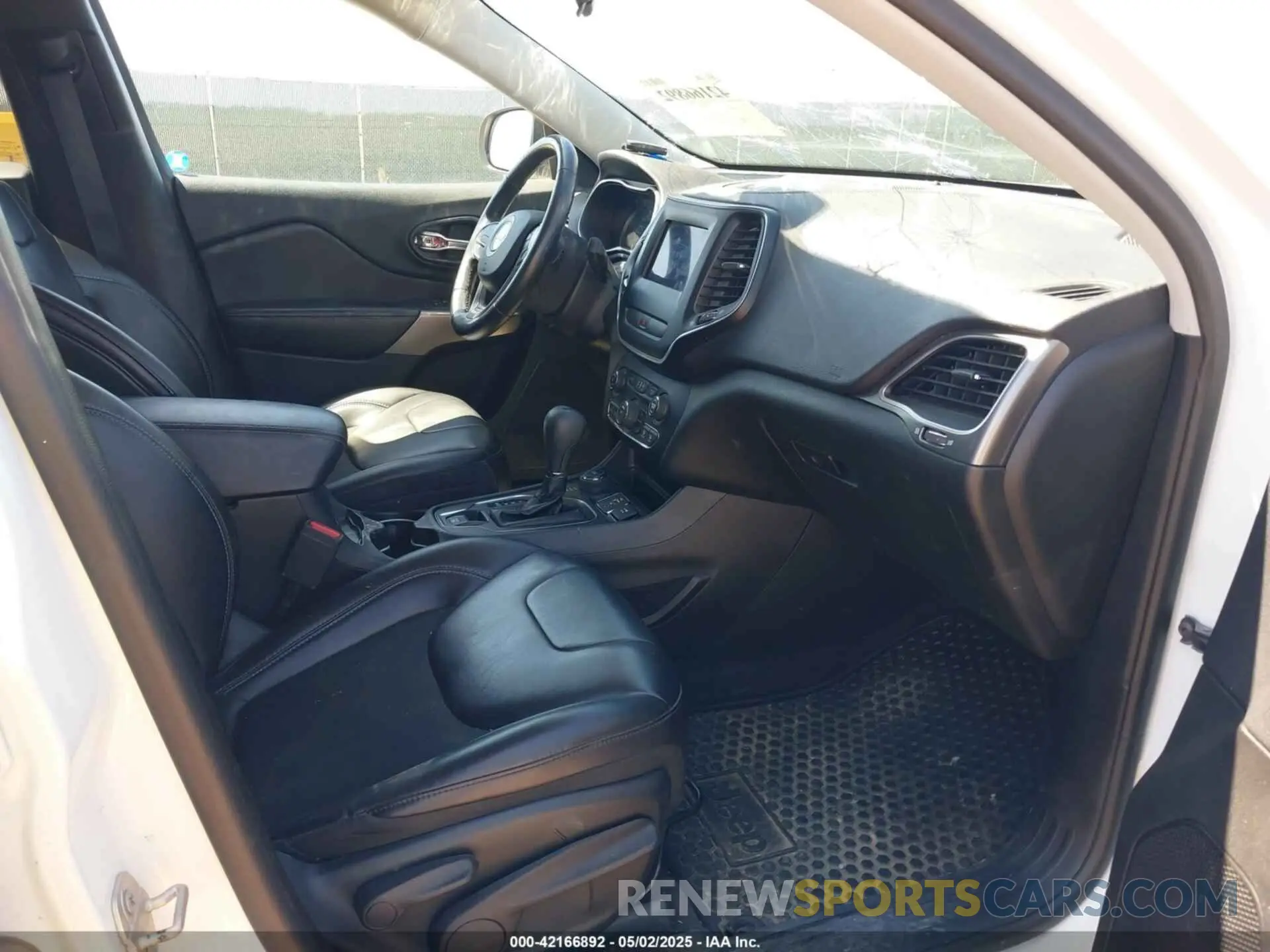 5 Photograph of a damaged car 1C4PJMLB8KD112699 JEEP CHEROKEE 2019