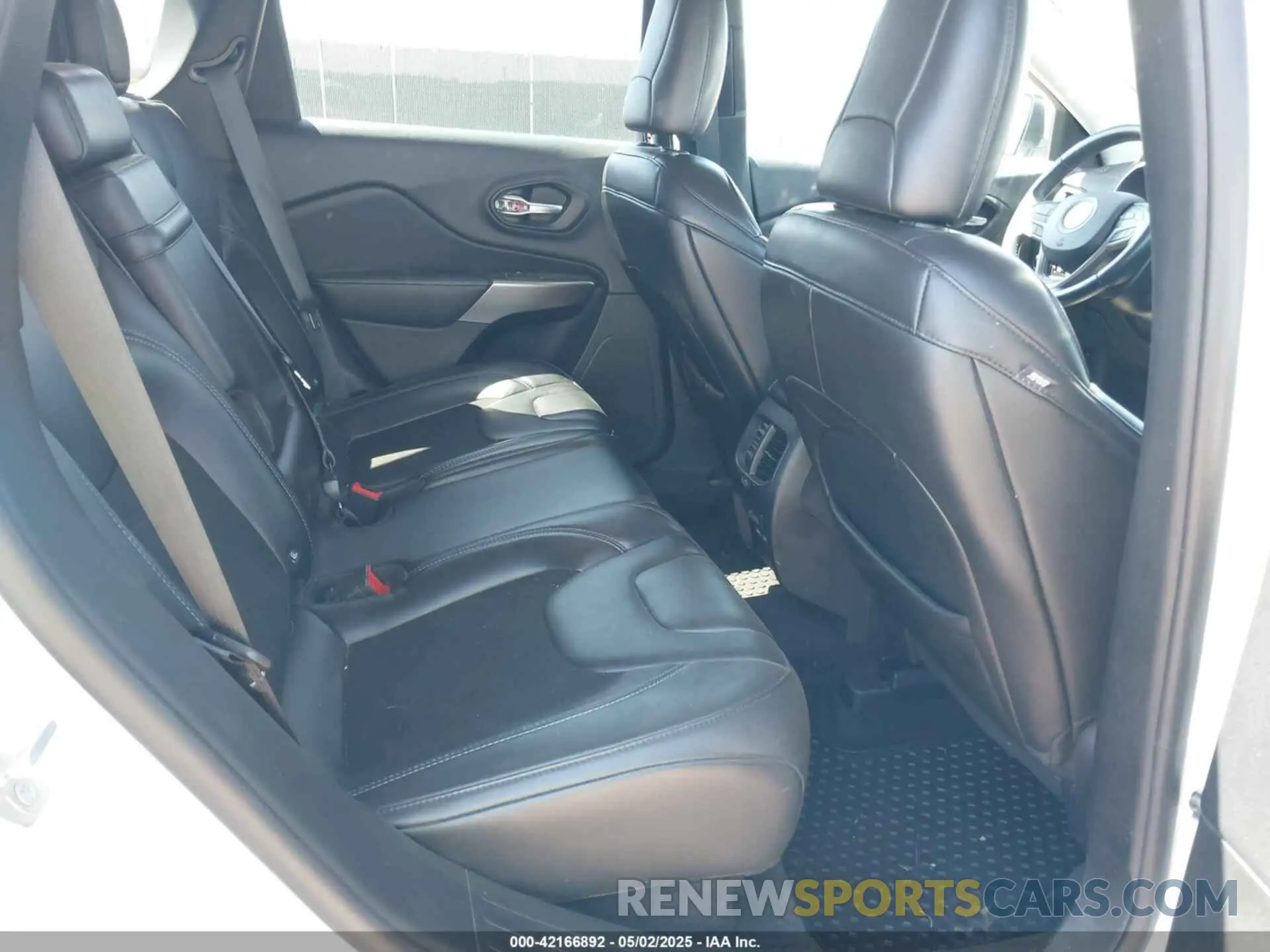 8 Photograph of a damaged car 1C4PJMLB8KD112699 JEEP CHEROKEE 2019