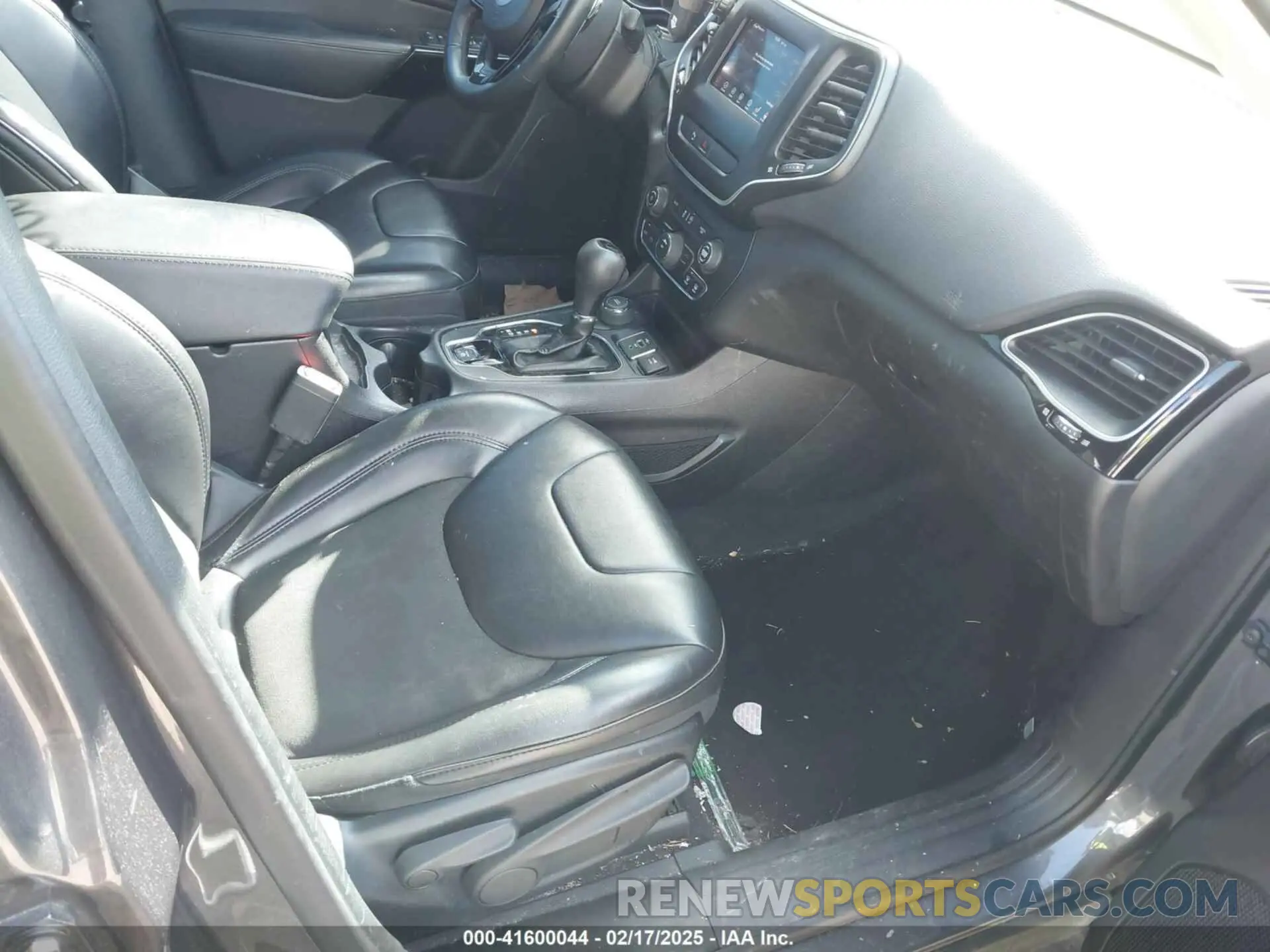 5 Photograph of a damaged car 1C4PJMLB8KD292542 JEEP CHEROKEE 2019