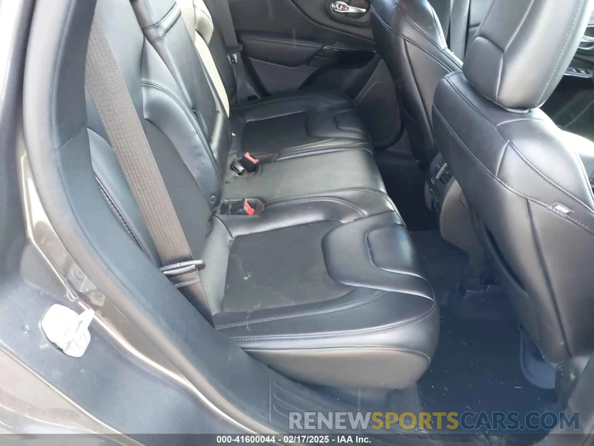 8 Photograph of a damaged car 1C4PJMLB8KD292542 JEEP CHEROKEE 2019