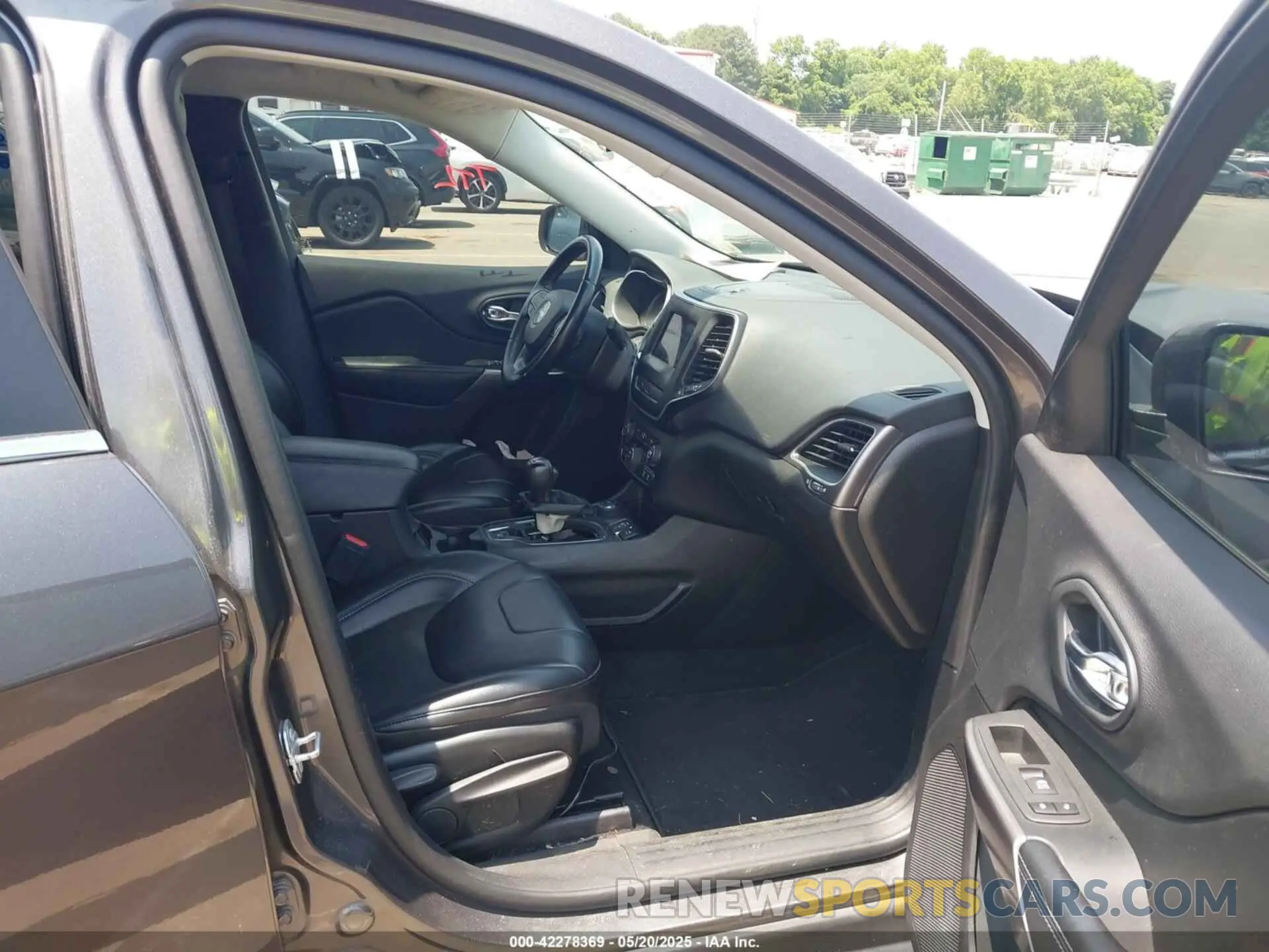 5 Photograph of a damaged car 1C4PJMLB8KD319755 JEEP CHEROKEE 2019