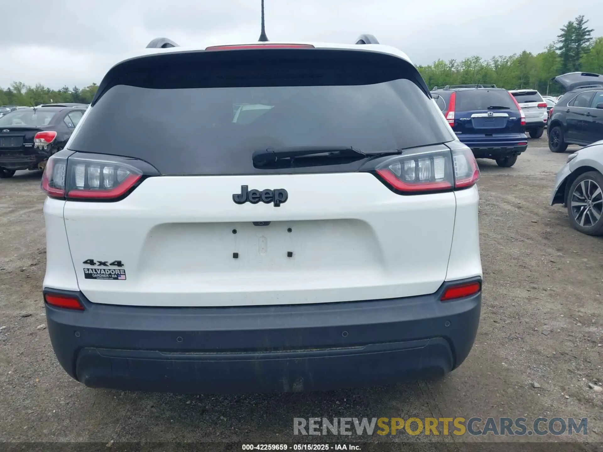 17 Photograph of a damaged car 1C4PJMLB8KD320467 JEEP CHEROKEE 2019