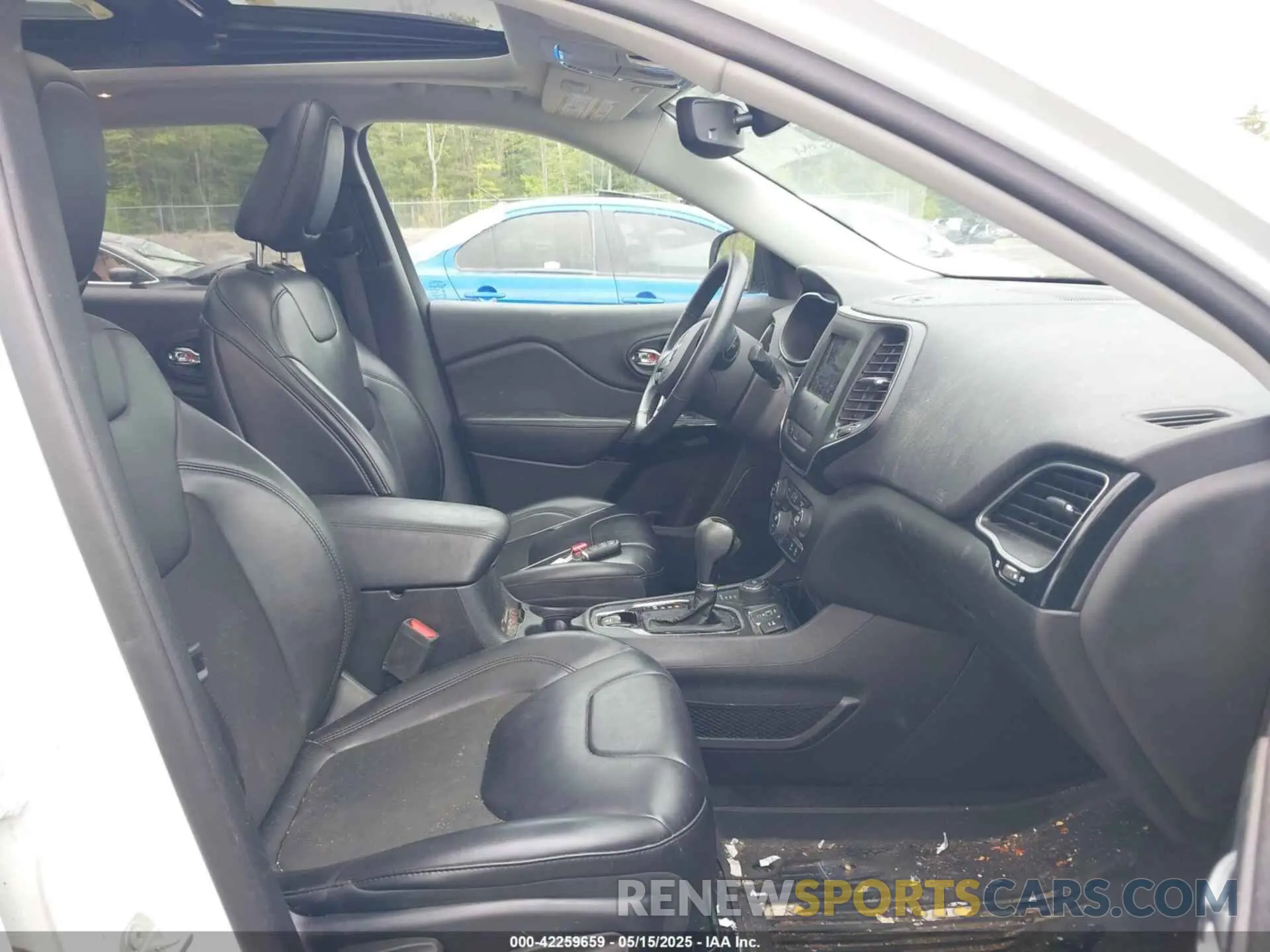5 Photograph of a damaged car 1C4PJMLB8KD320467 JEEP CHEROKEE 2019