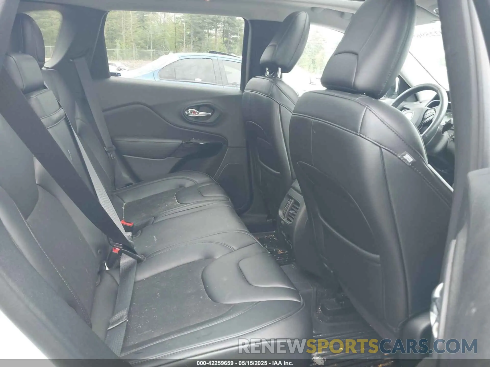8 Photograph of a damaged car 1C4PJMLB8KD320467 JEEP CHEROKEE 2019