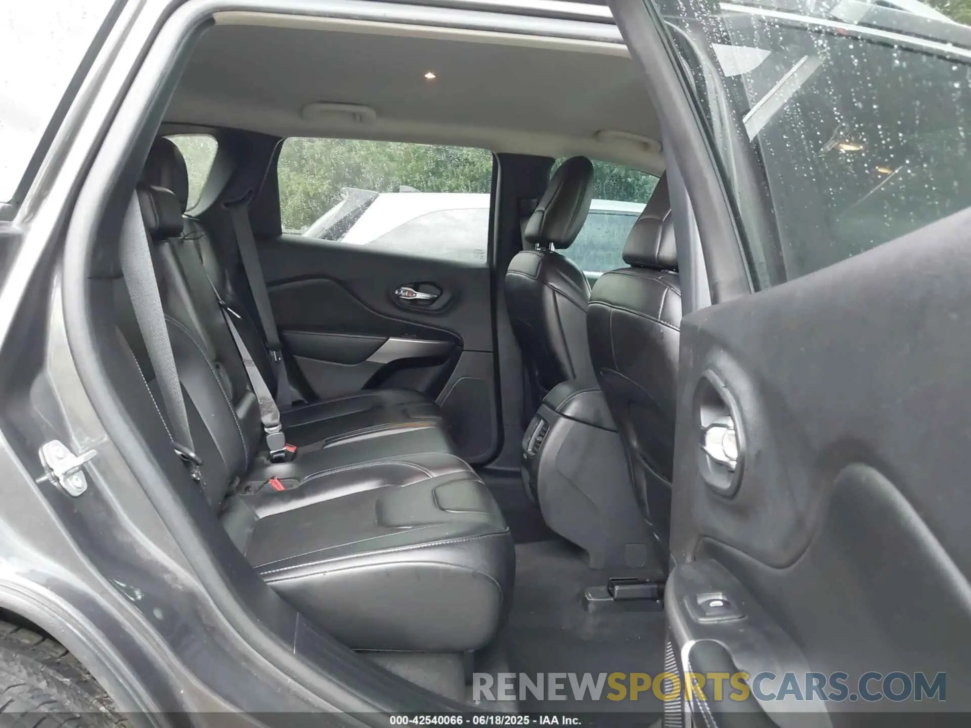 8 Photograph of a damaged car 1C4PJMLB8KD490134 JEEP CHEROKEE 2019