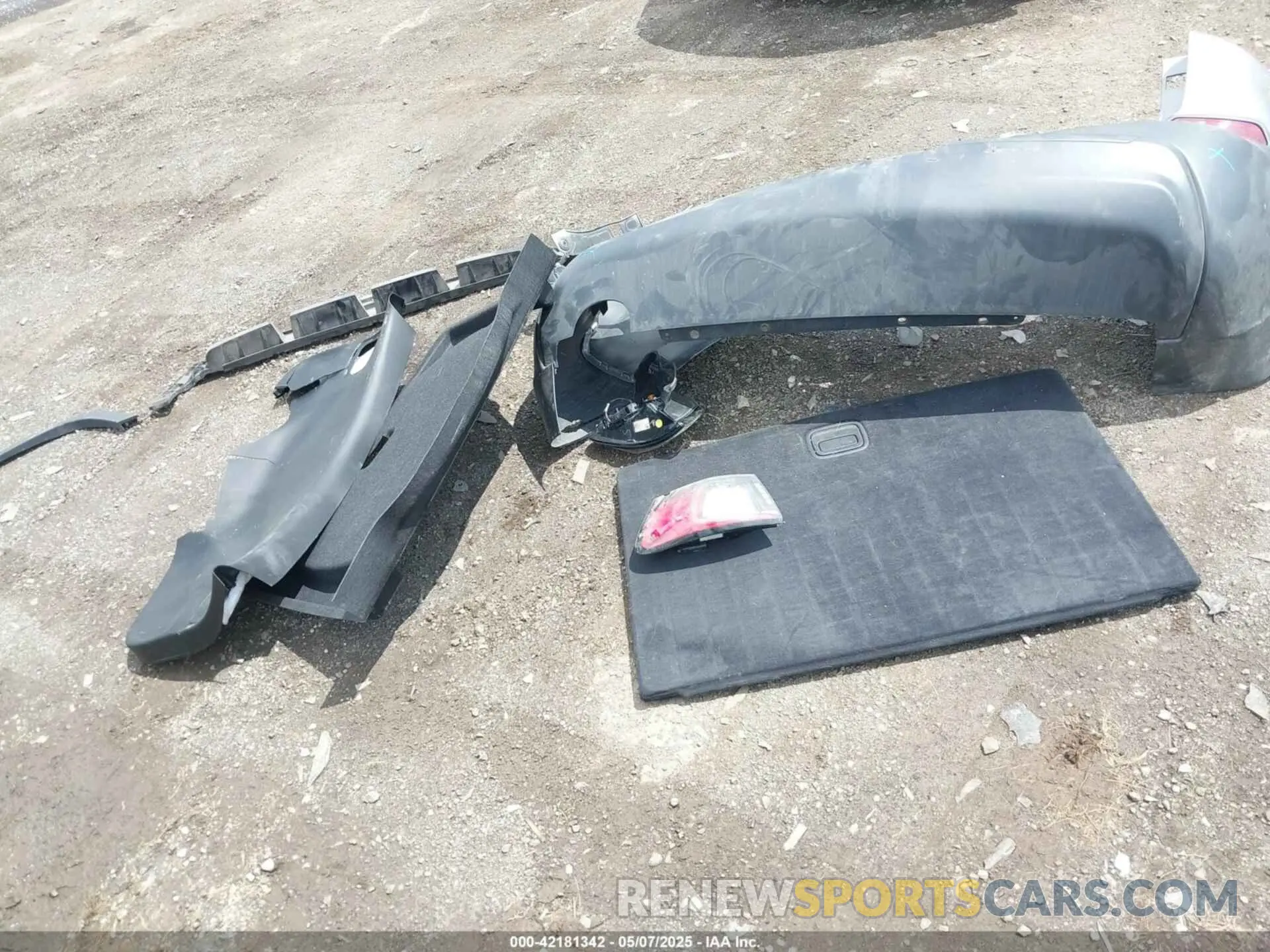 12 Photograph of a damaged car 1C4PJMLB9KD104059 JEEP CHEROKEE 2019