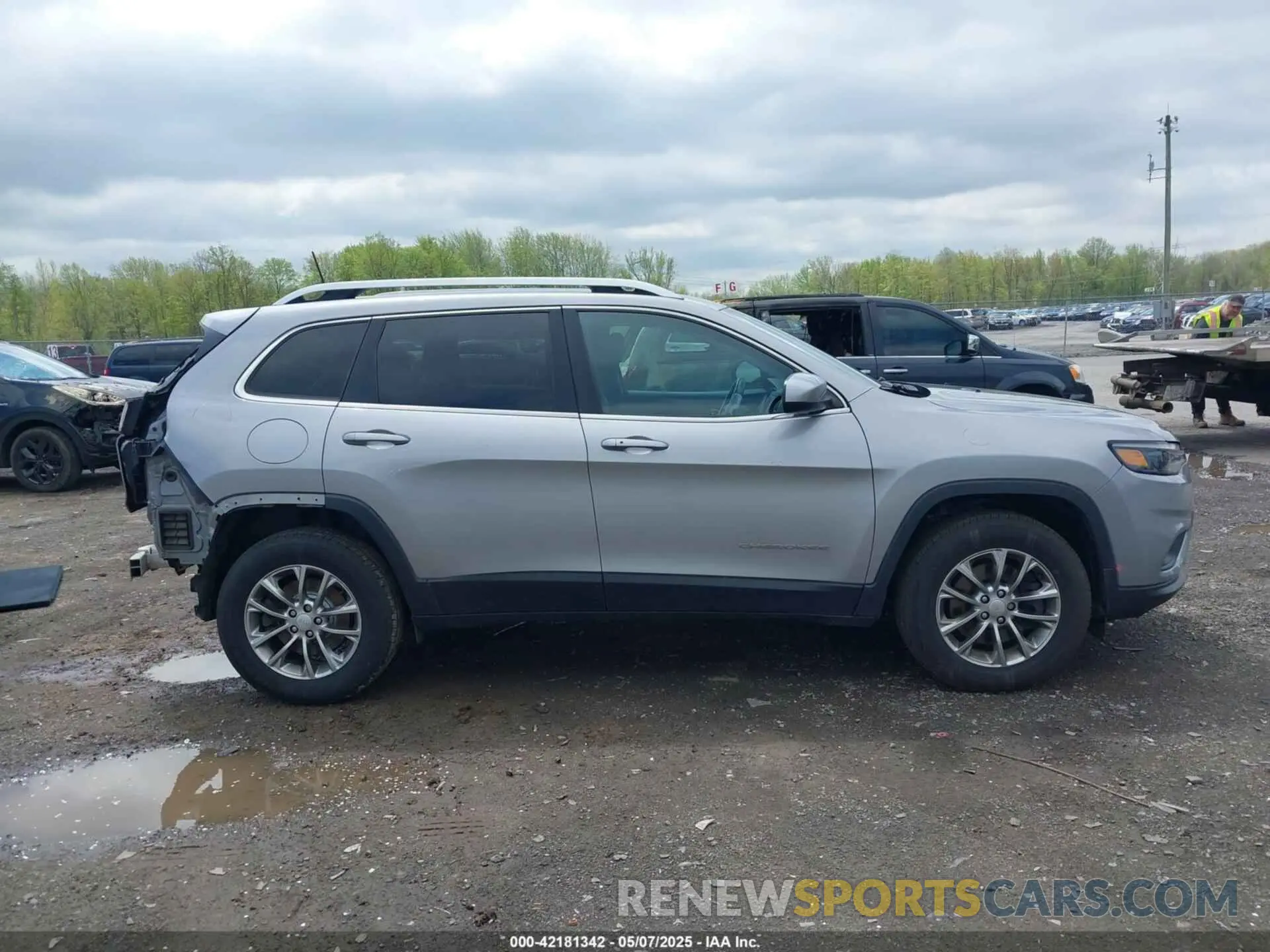 14 Photograph of a damaged car 1C4PJMLB9KD104059 JEEP CHEROKEE 2019
