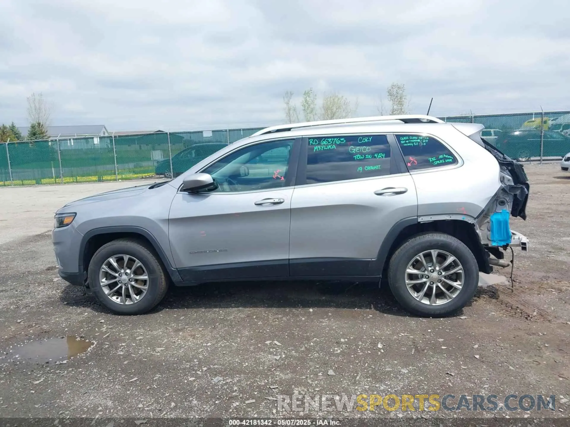 15 Photograph of a damaged car 1C4PJMLB9KD104059 JEEP CHEROKEE 2019