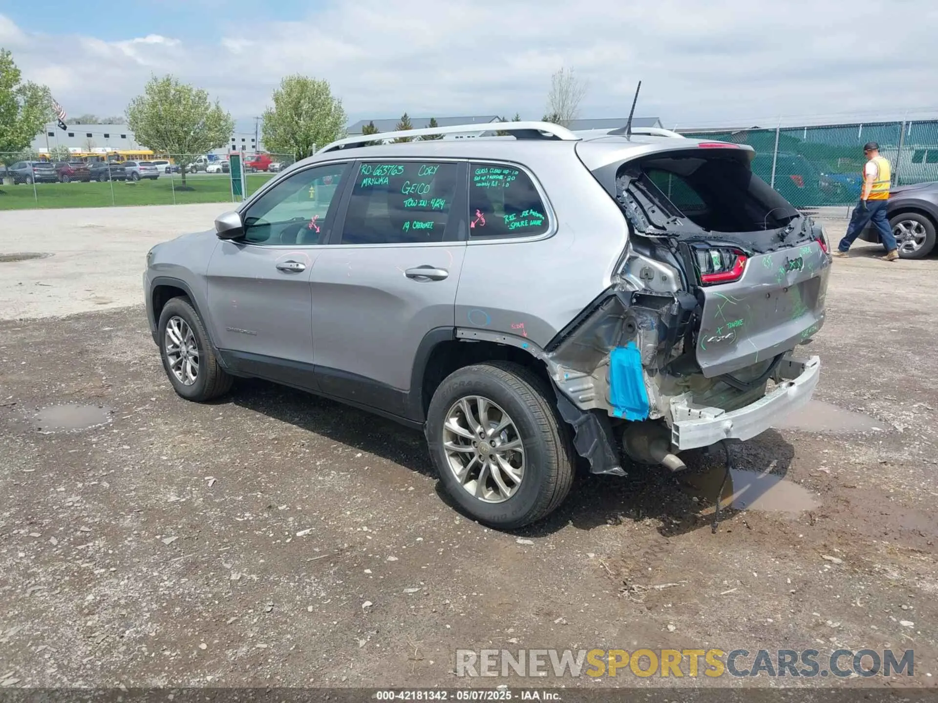3 Photograph of a damaged car 1C4PJMLB9KD104059 JEEP CHEROKEE 2019