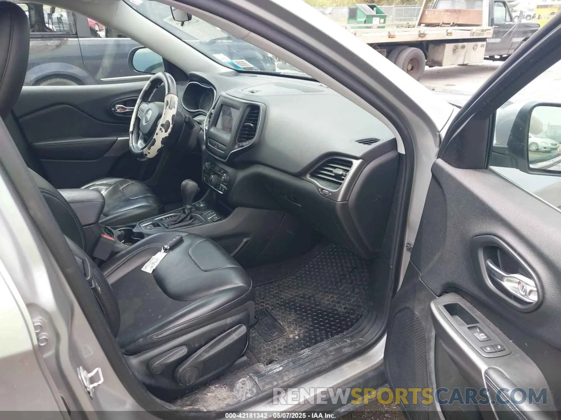5 Photograph of a damaged car 1C4PJMLB9KD104059 JEEP CHEROKEE 2019