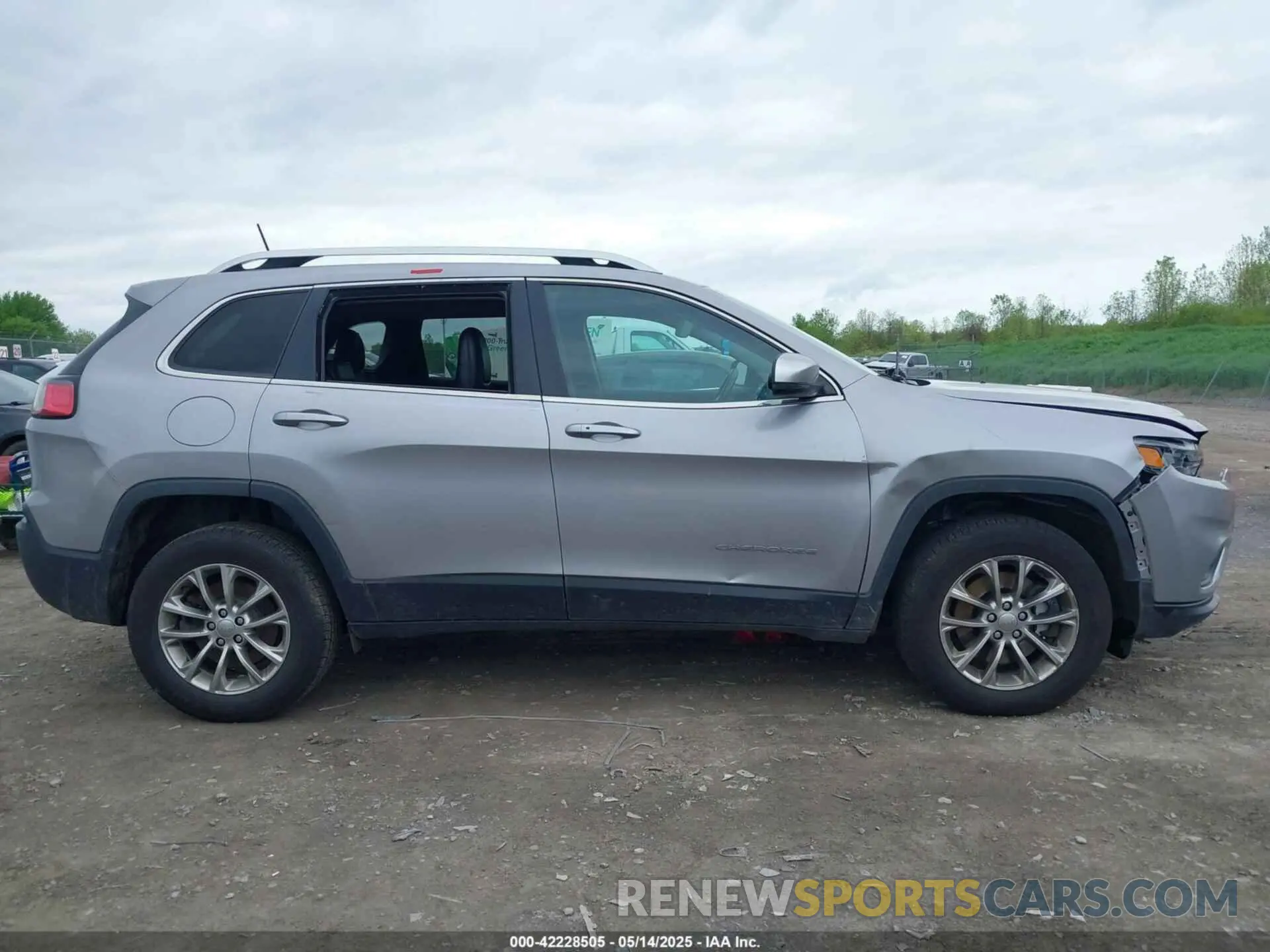 13 Photograph of a damaged car 1C4PJMLB9KD287978 JEEP CHEROKEE 2019