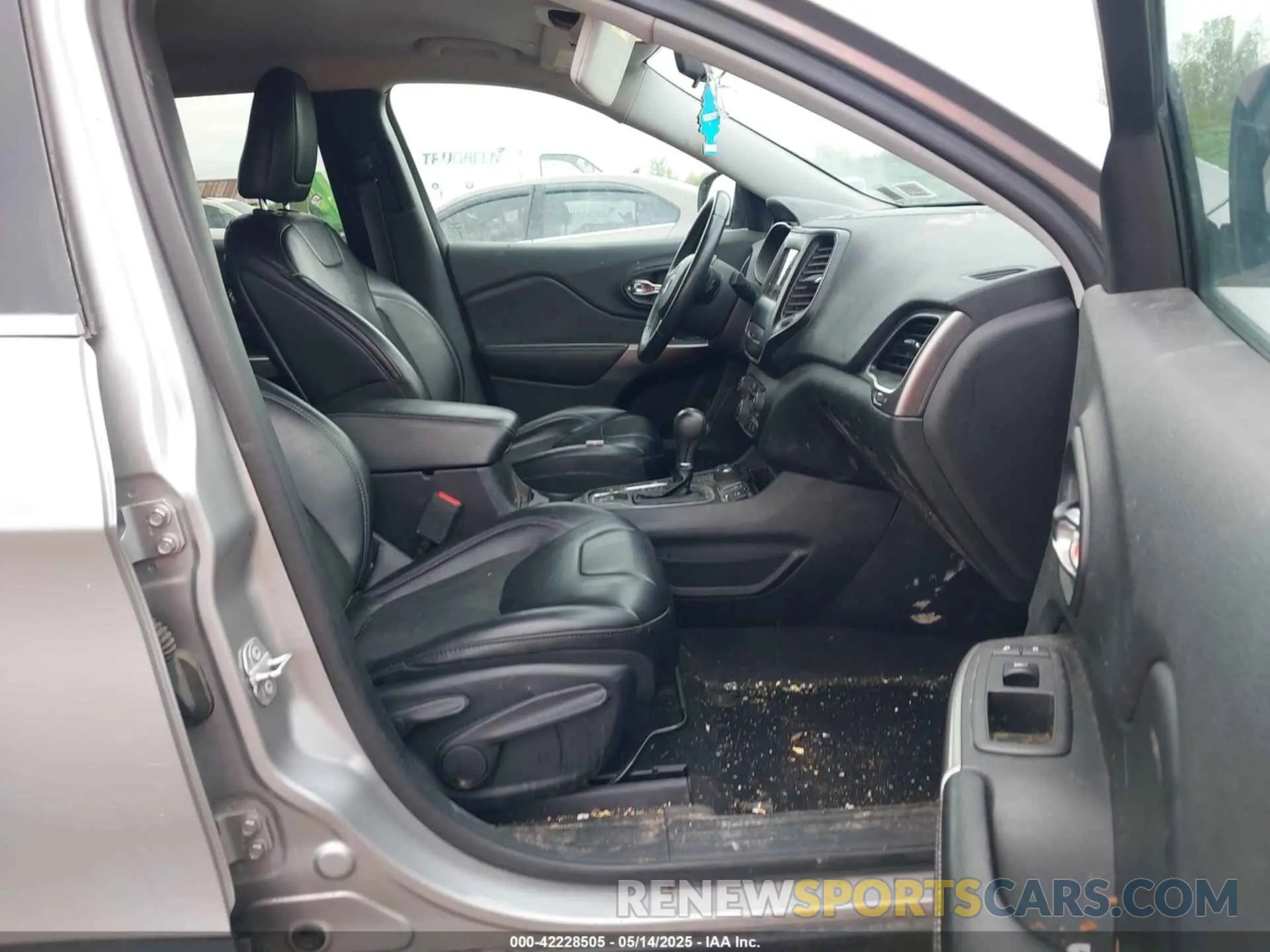 5 Photograph of a damaged car 1C4PJMLB9KD287978 JEEP CHEROKEE 2019