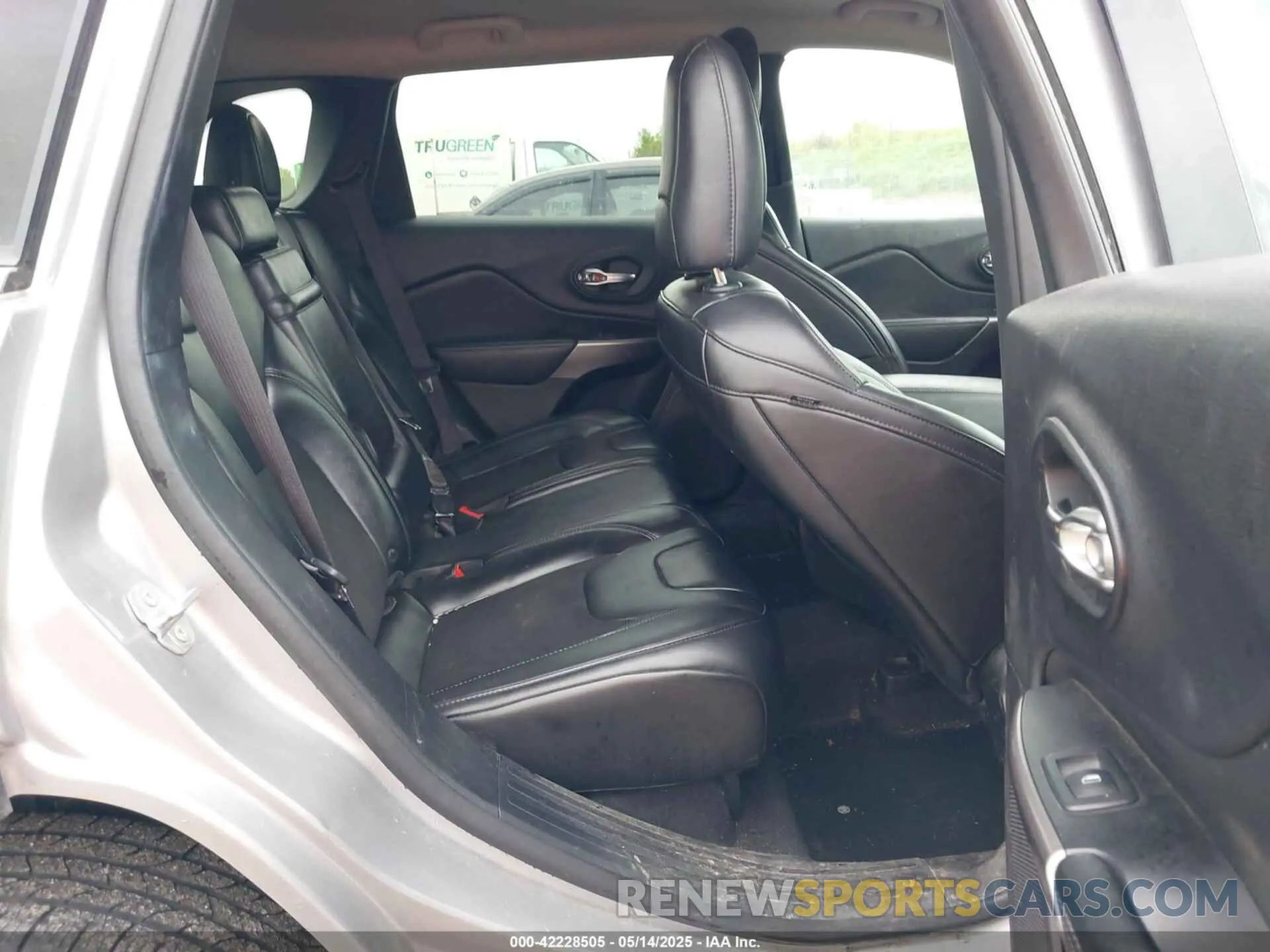 8 Photograph of a damaged car 1C4PJMLB9KD287978 JEEP CHEROKEE 2019