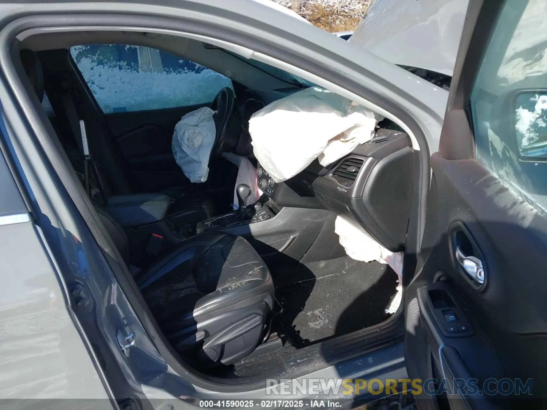 5 Photograph of a damaged car 1C4PJMLB9KD469308 JEEP CHEROKEE 2019