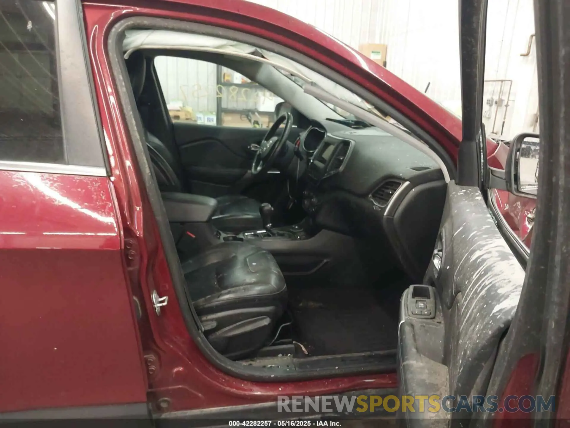 5 Photograph of a damaged car 1C4PJMLBXKD118214 JEEP CHEROKEE 2019