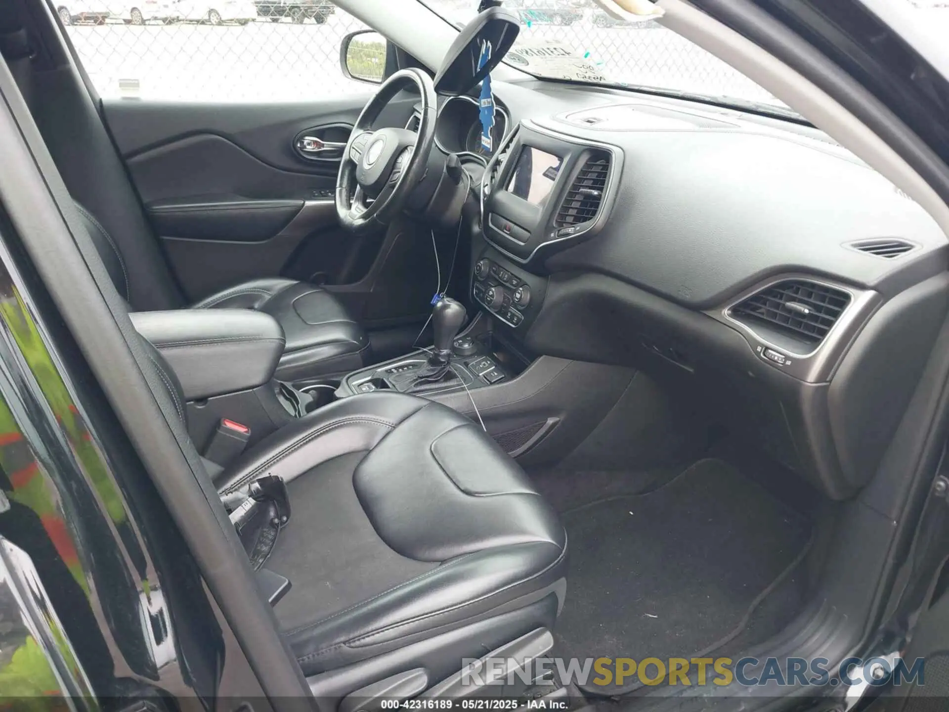 5 Photograph of a damaged car 1C4PJMLN4KD167192 JEEP CHEROKEE 2019
