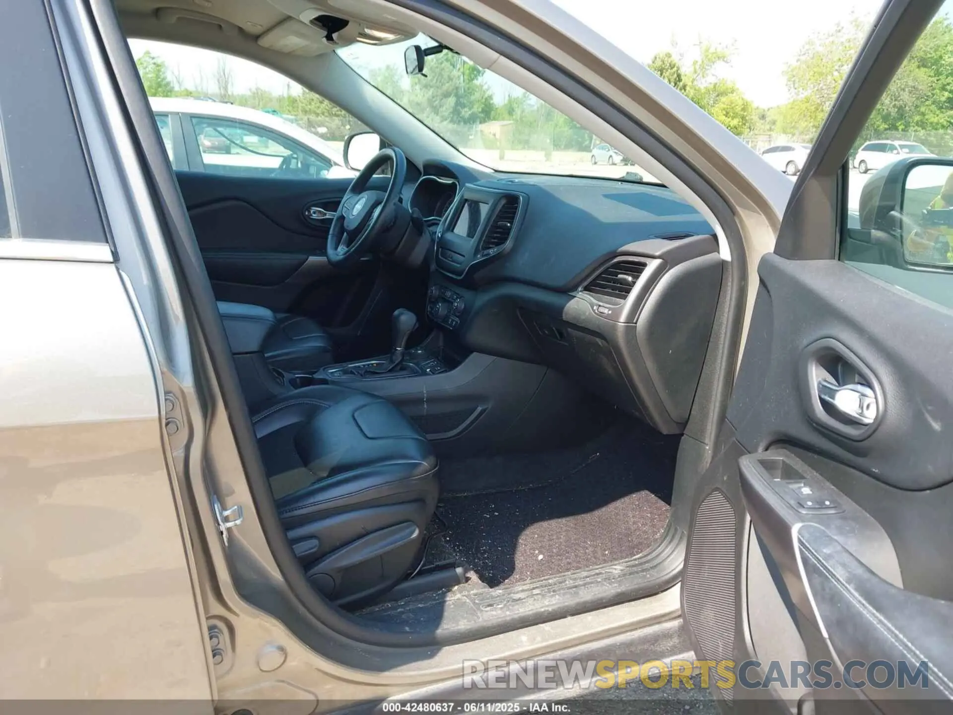 5 Photograph of a damaged car 1C4PJMLN8KD148533 JEEP CHEROKEE 2019