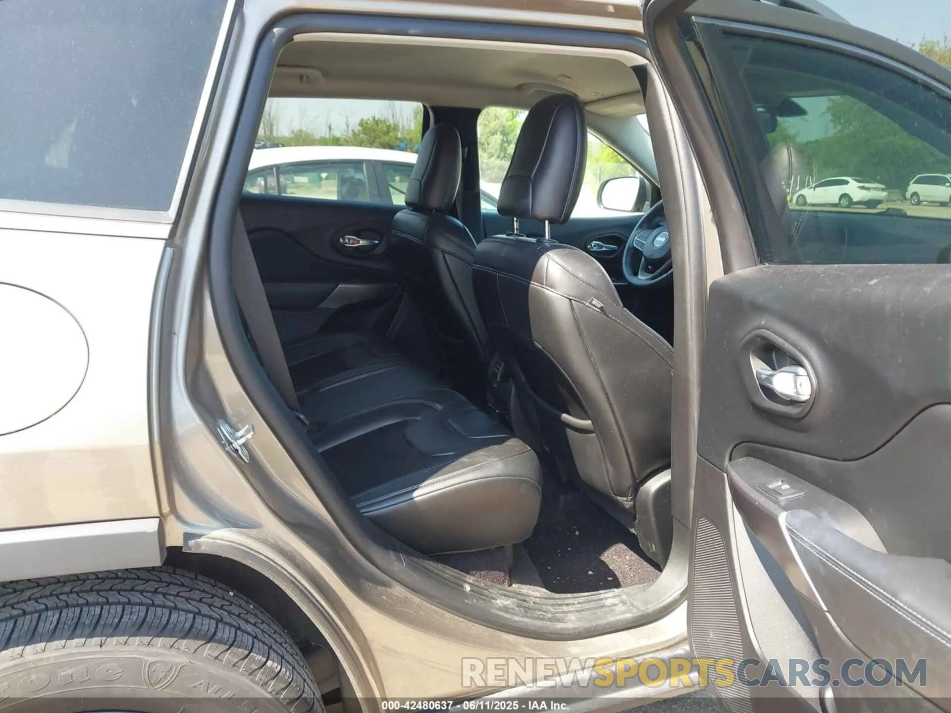 8 Photograph of a damaged car 1C4PJMLN8KD148533 JEEP CHEROKEE 2019