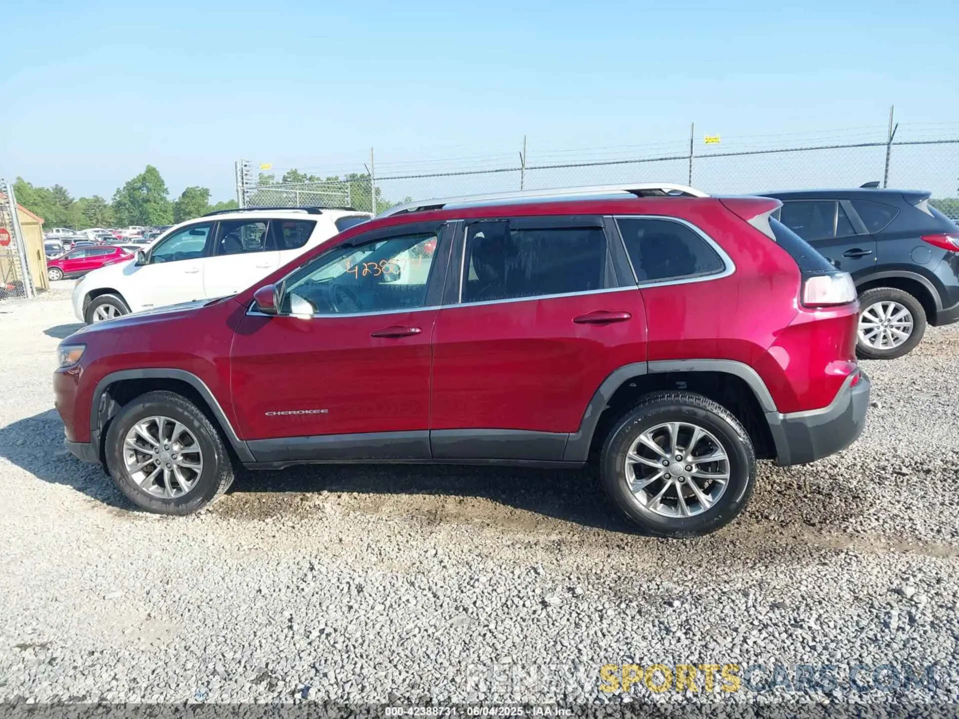 14 Photograph of a damaged car 1C4PJMLX0KD101546 JEEP CHEROKEE 2019