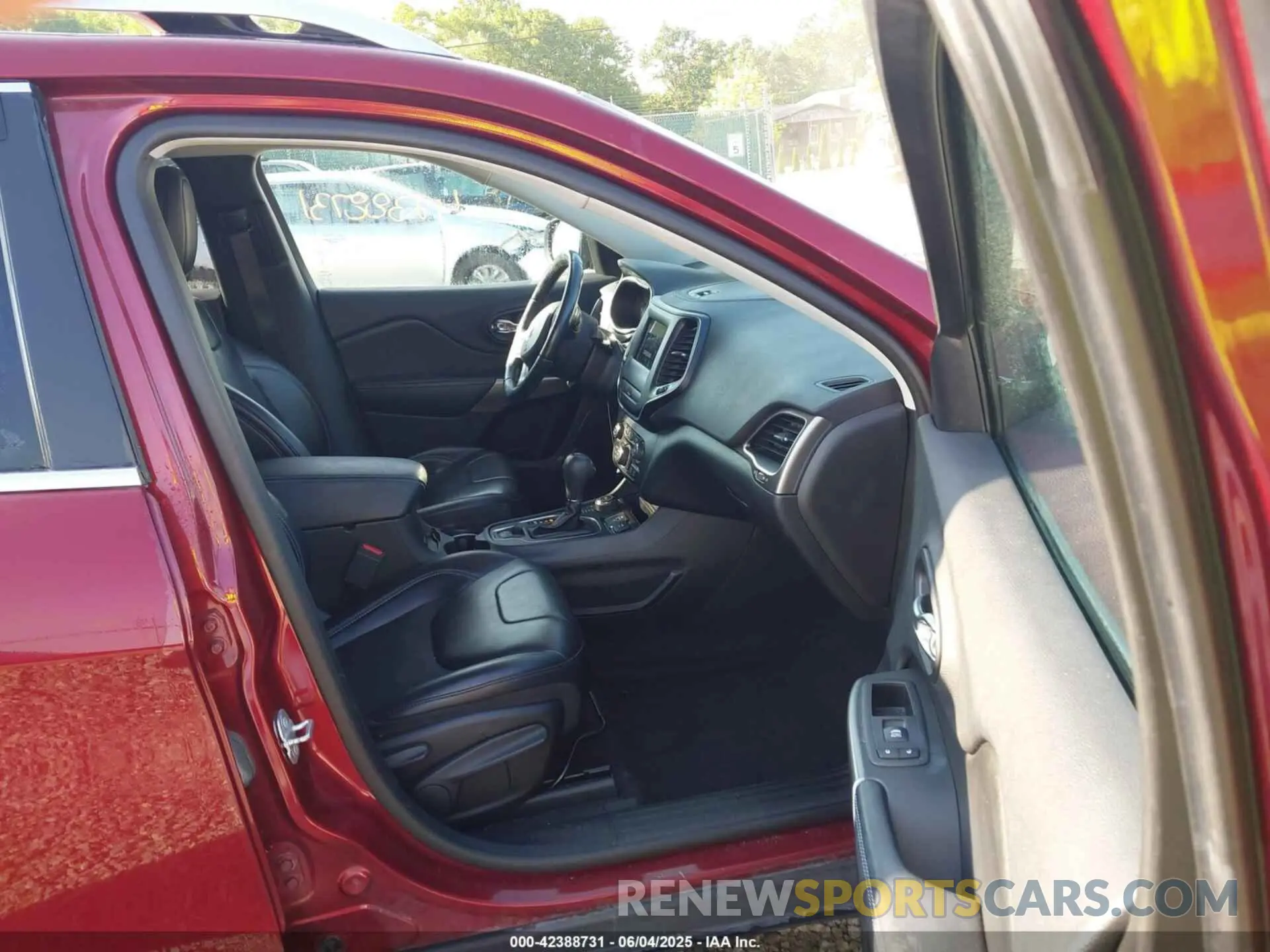 5 Photograph of a damaged car 1C4PJMLX0KD101546 JEEP CHEROKEE 2019