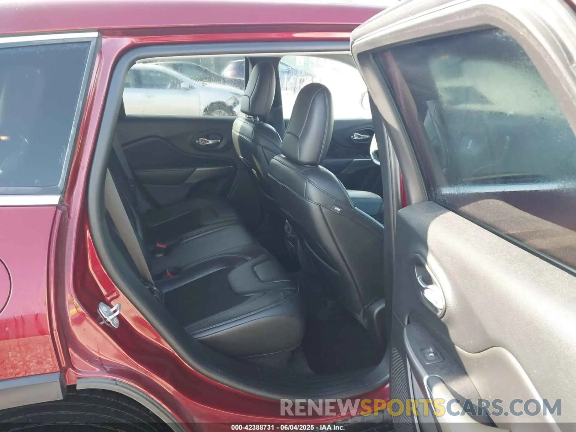 8 Photograph of a damaged car 1C4PJMLX0KD101546 JEEP CHEROKEE 2019