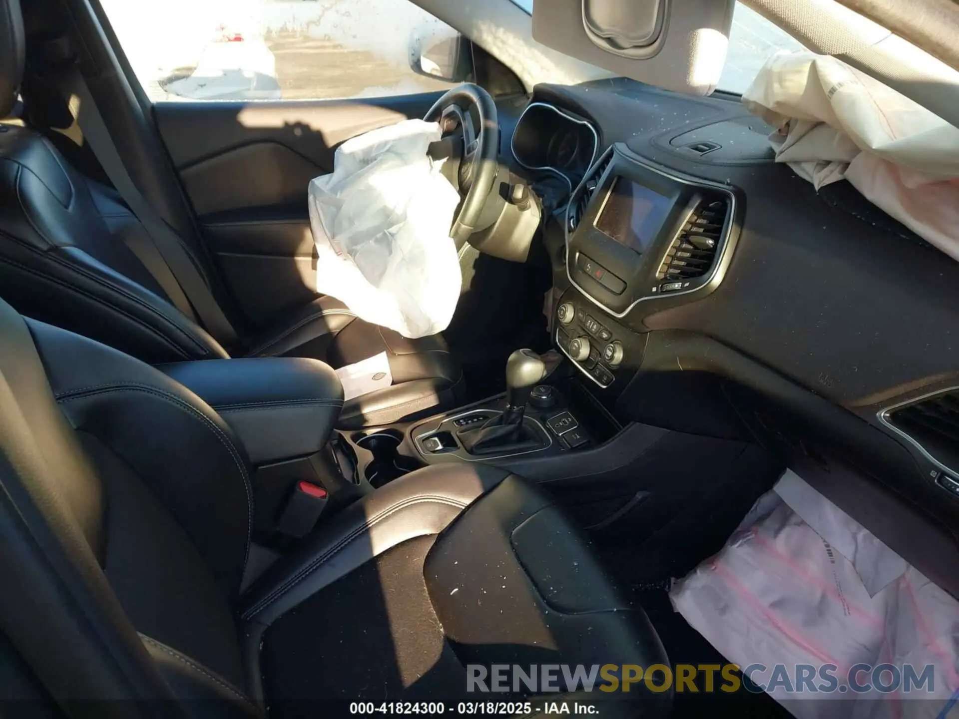 5 Photograph of a damaged car 1C4PJMLX0KD123482 JEEP CHEROKEE 2019