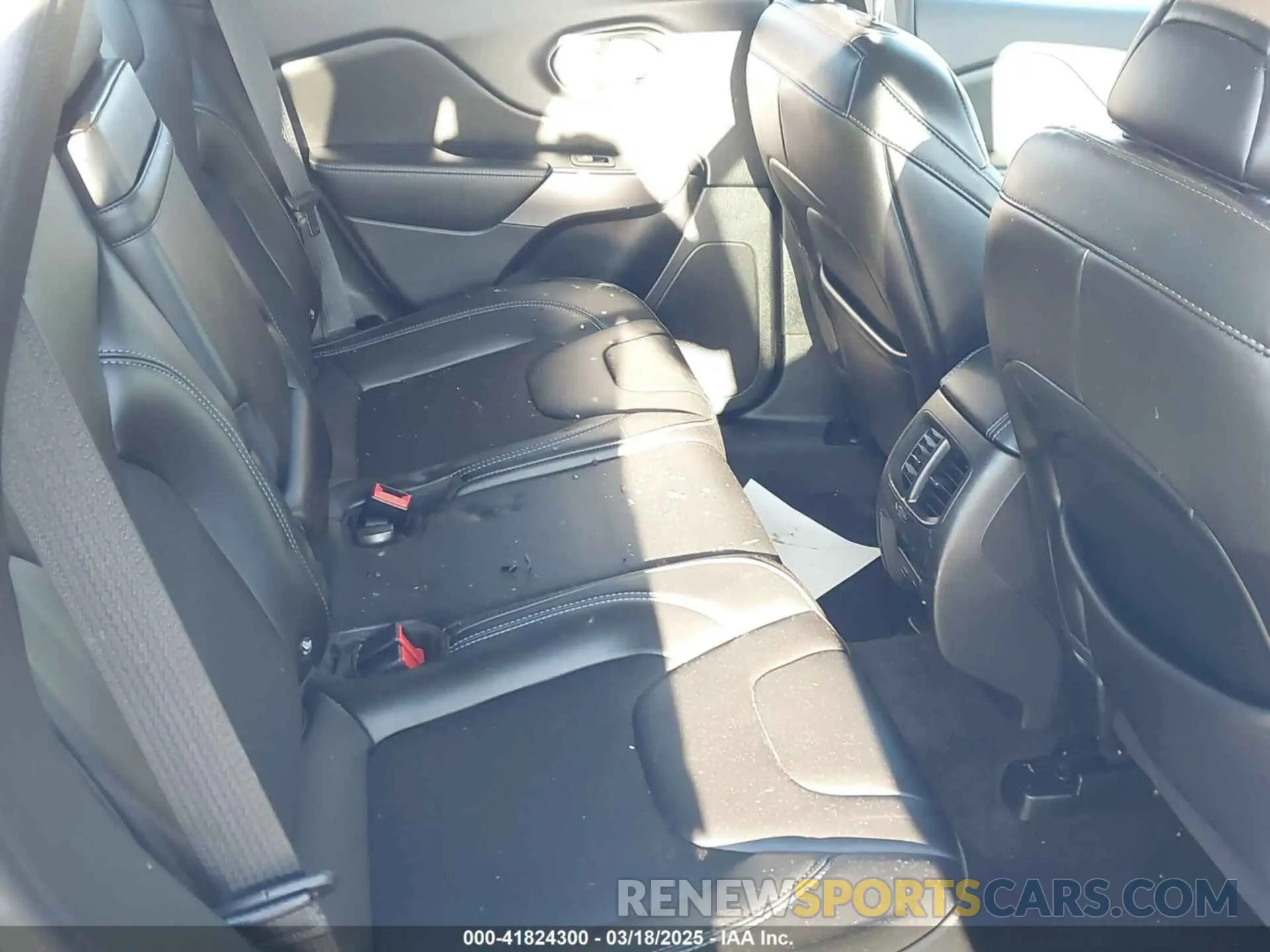 8 Photograph of a damaged car 1C4PJMLX0KD123482 JEEP CHEROKEE 2019