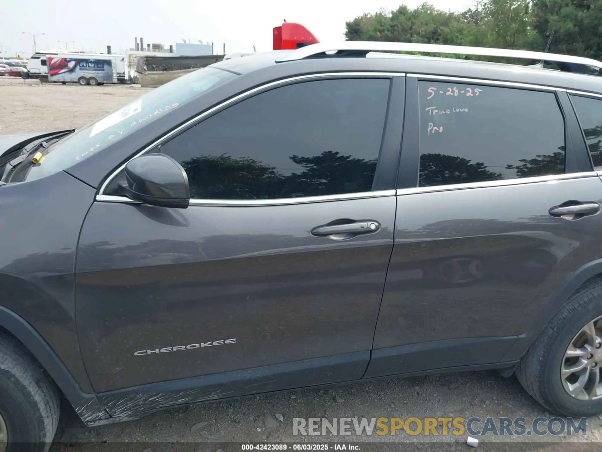 15 Photograph of a damaged car 1C4PJMLX0KD271468 JEEP CHEROKEE 2019