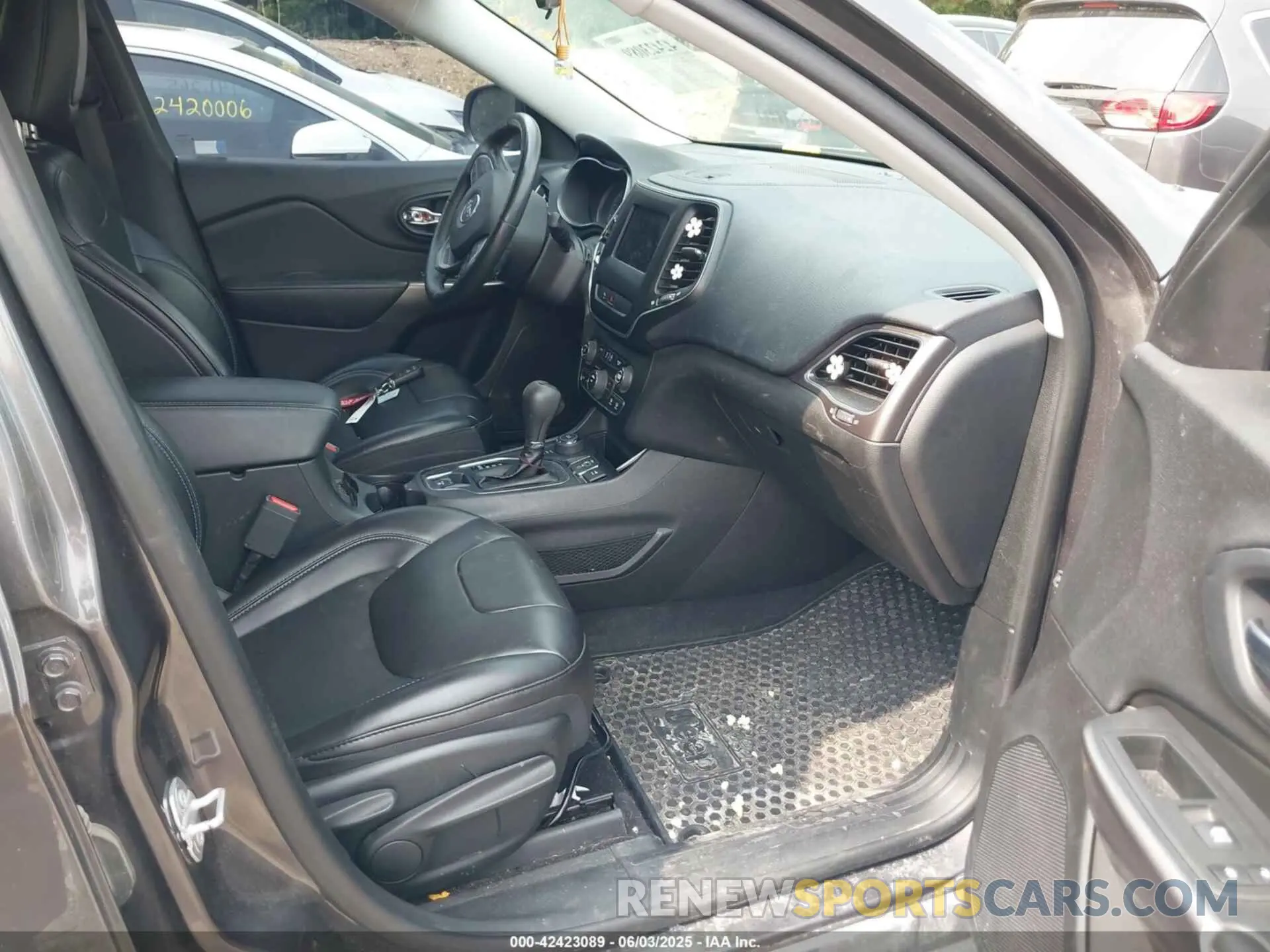 5 Photograph of a damaged car 1C4PJMLX0KD271468 JEEP CHEROKEE 2019
