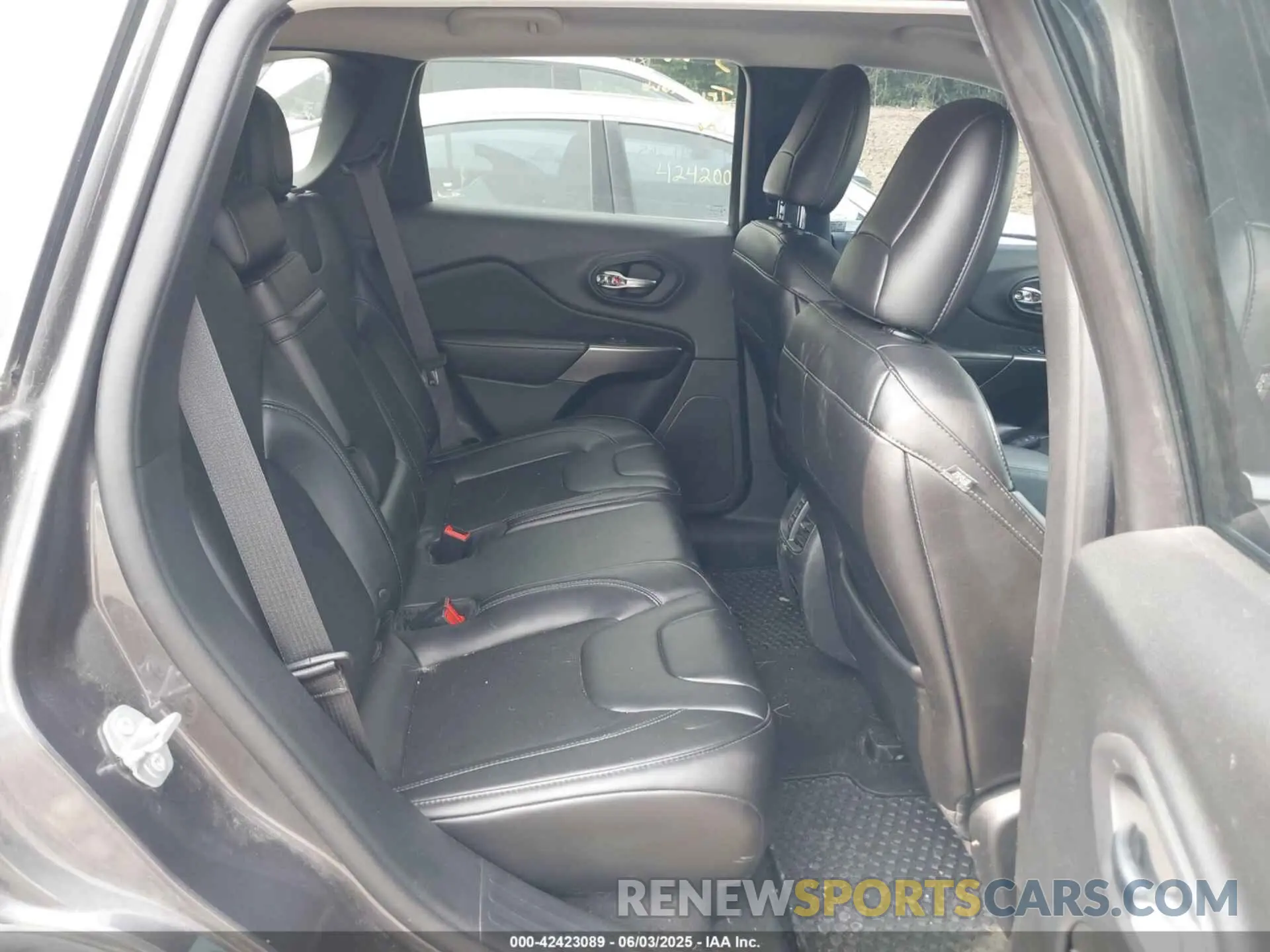 8 Photograph of a damaged car 1C4PJMLX0KD271468 JEEP CHEROKEE 2019