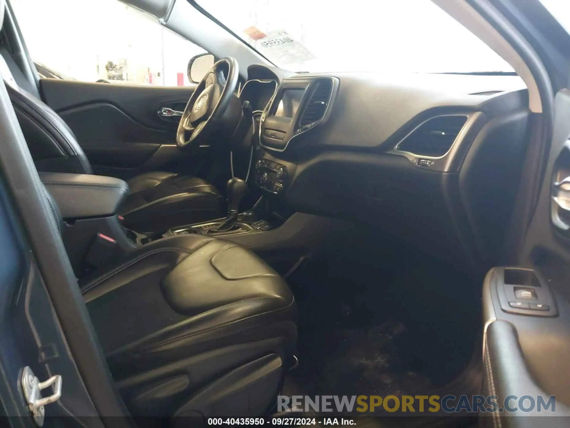 5 Photograph of a damaged car 1C4PJMLX0KD361879 JEEP CHEROKEE 2019