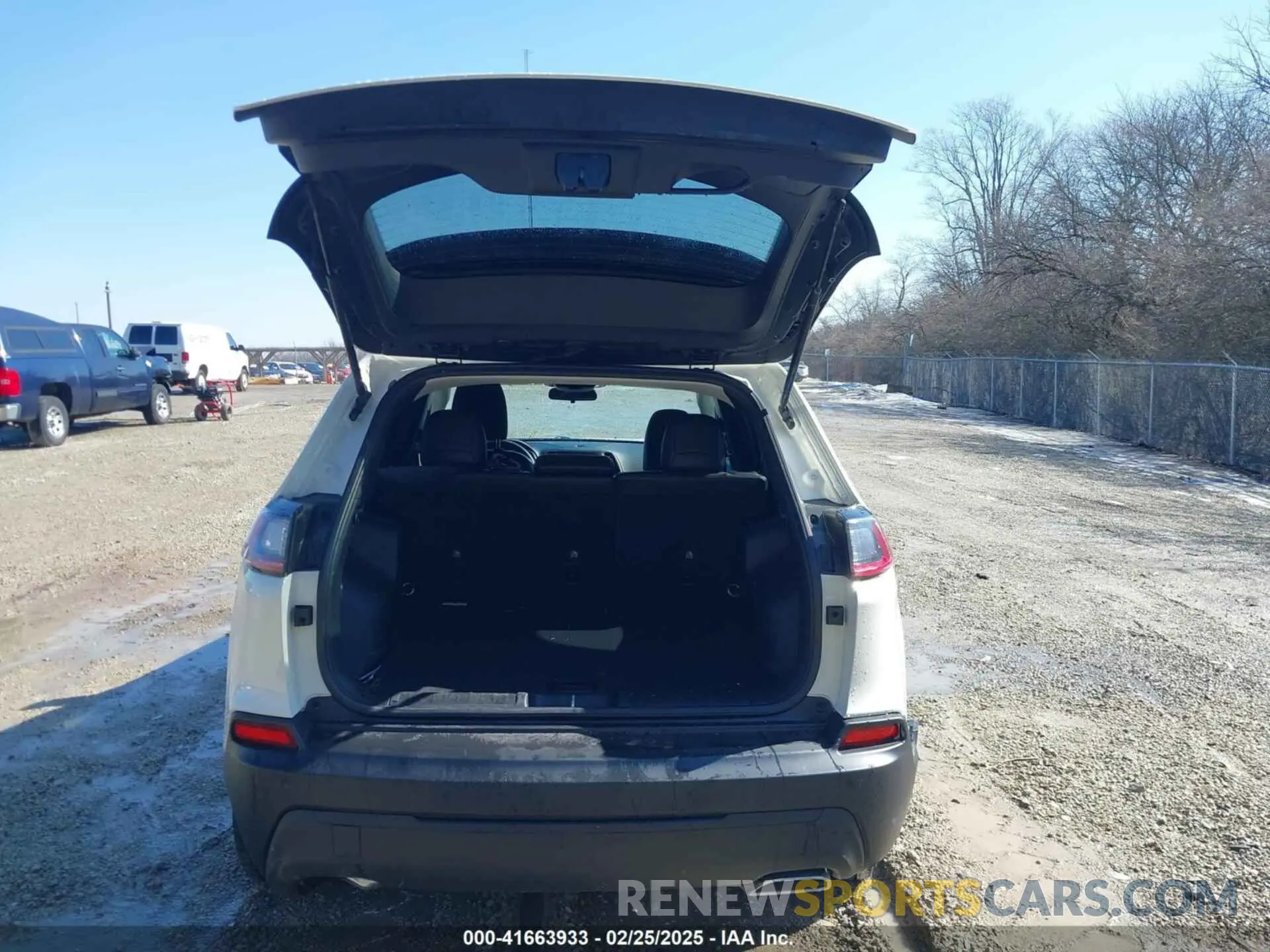 16 Photograph of a damaged car 1C4PJMLX0KD430182 JEEP CHEROKEE 2019