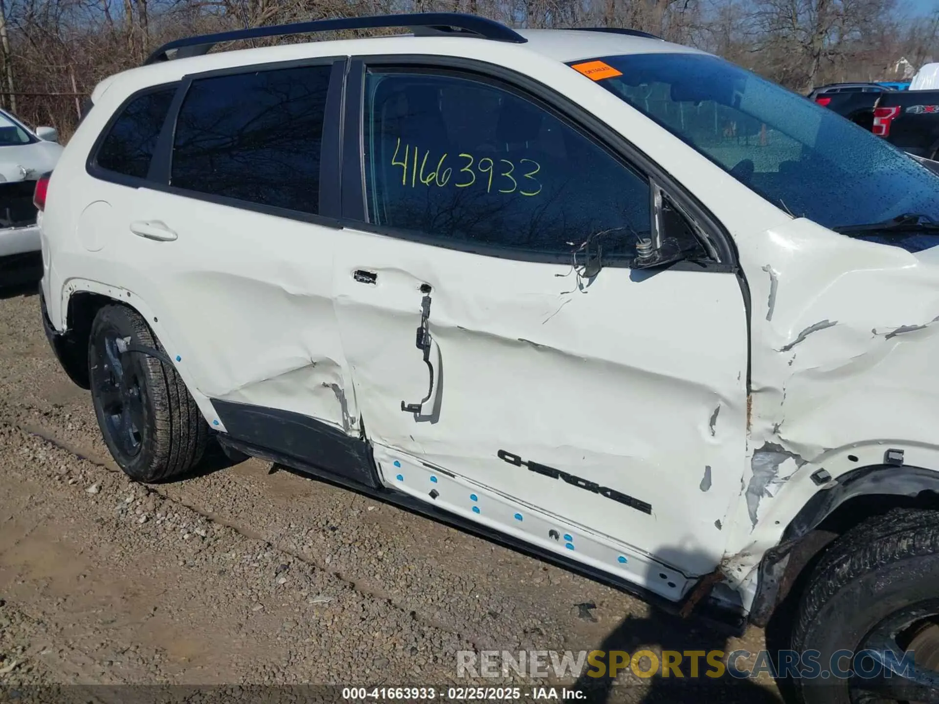 17 Photograph of a damaged car 1C4PJMLX0KD430182 JEEP CHEROKEE 2019