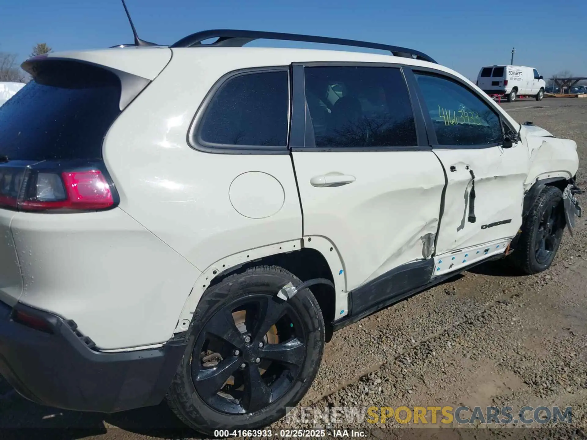 18 Photograph of a damaged car 1C4PJMLX0KD430182 JEEP CHEROKEE 2019