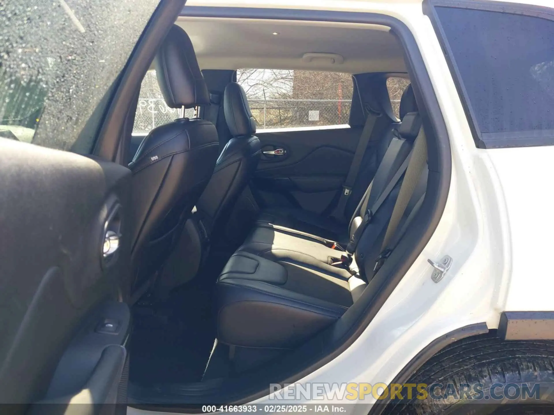 8 Photograph of a damaged car 1C4PJMLX0KD430182 JEEP CHEROKEE 2019